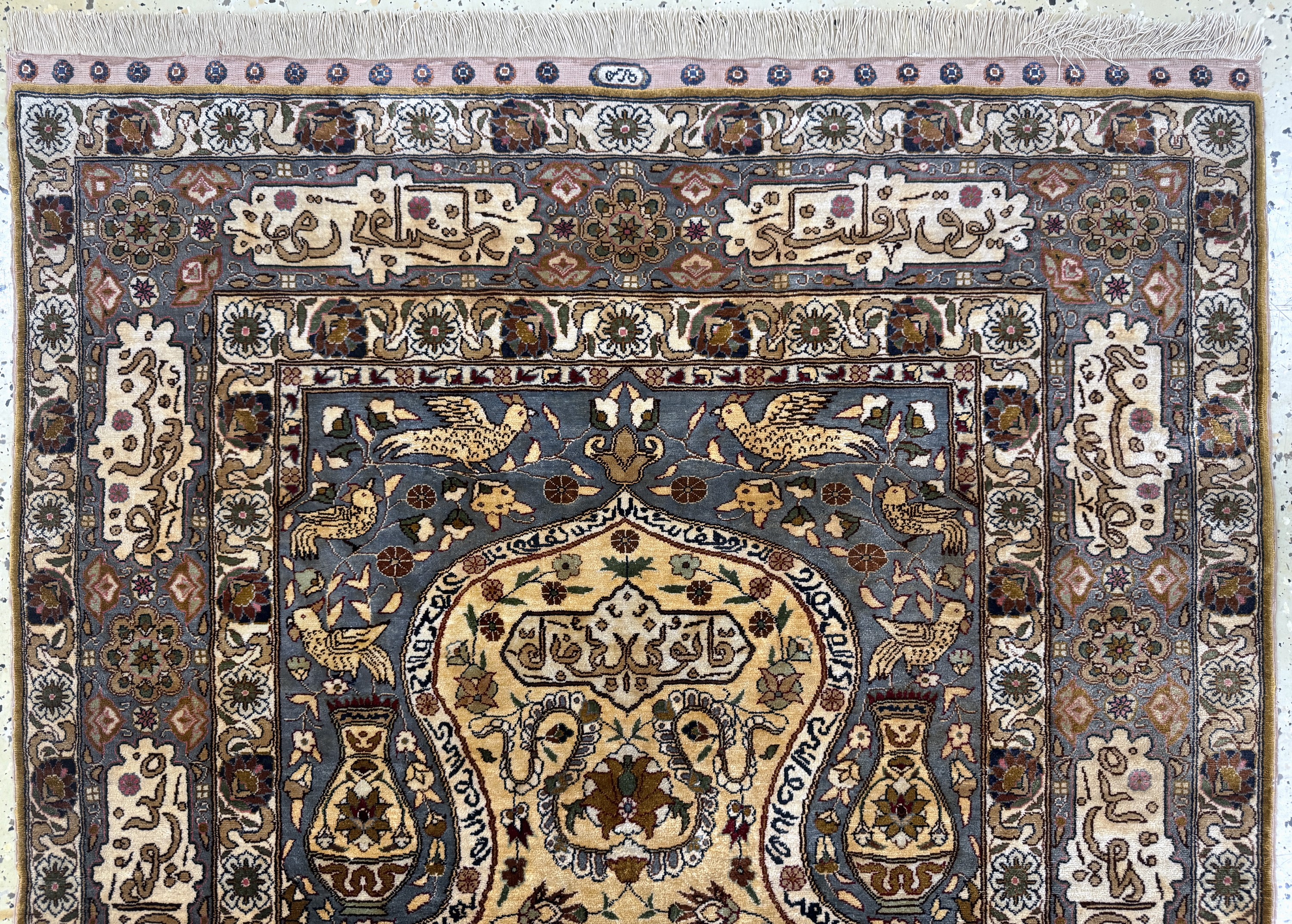 Detail b: Hereke Seide fein, sign., Türkei, Mitte 20.Jhd, reine Naturseide, ca. 139 x 95 cm, EHZ: 2, Flecken