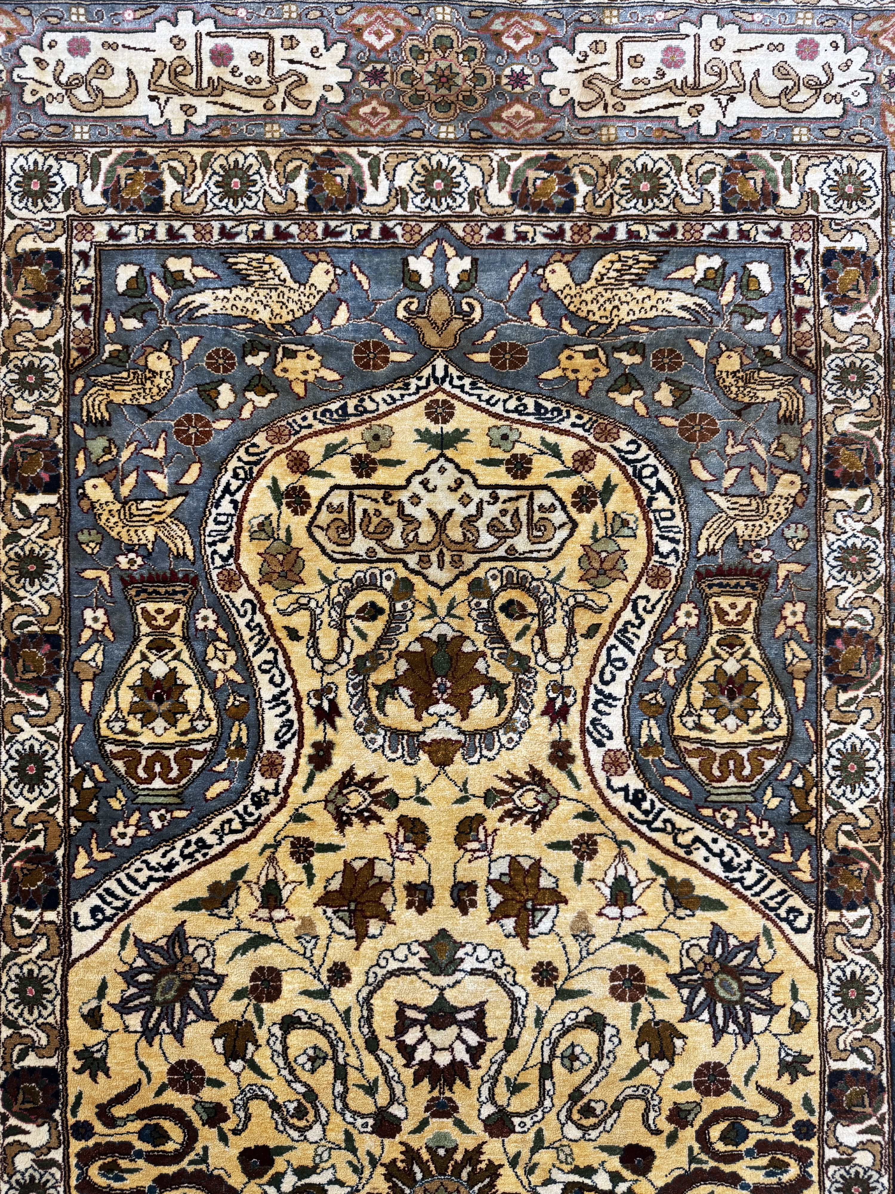 Detail c: Hereke Seide fein, sign., Türkei, Mitte 20.Jhd, reine Naturseide, ca. 139 x 95 cm, EHZ: 2, Flecken