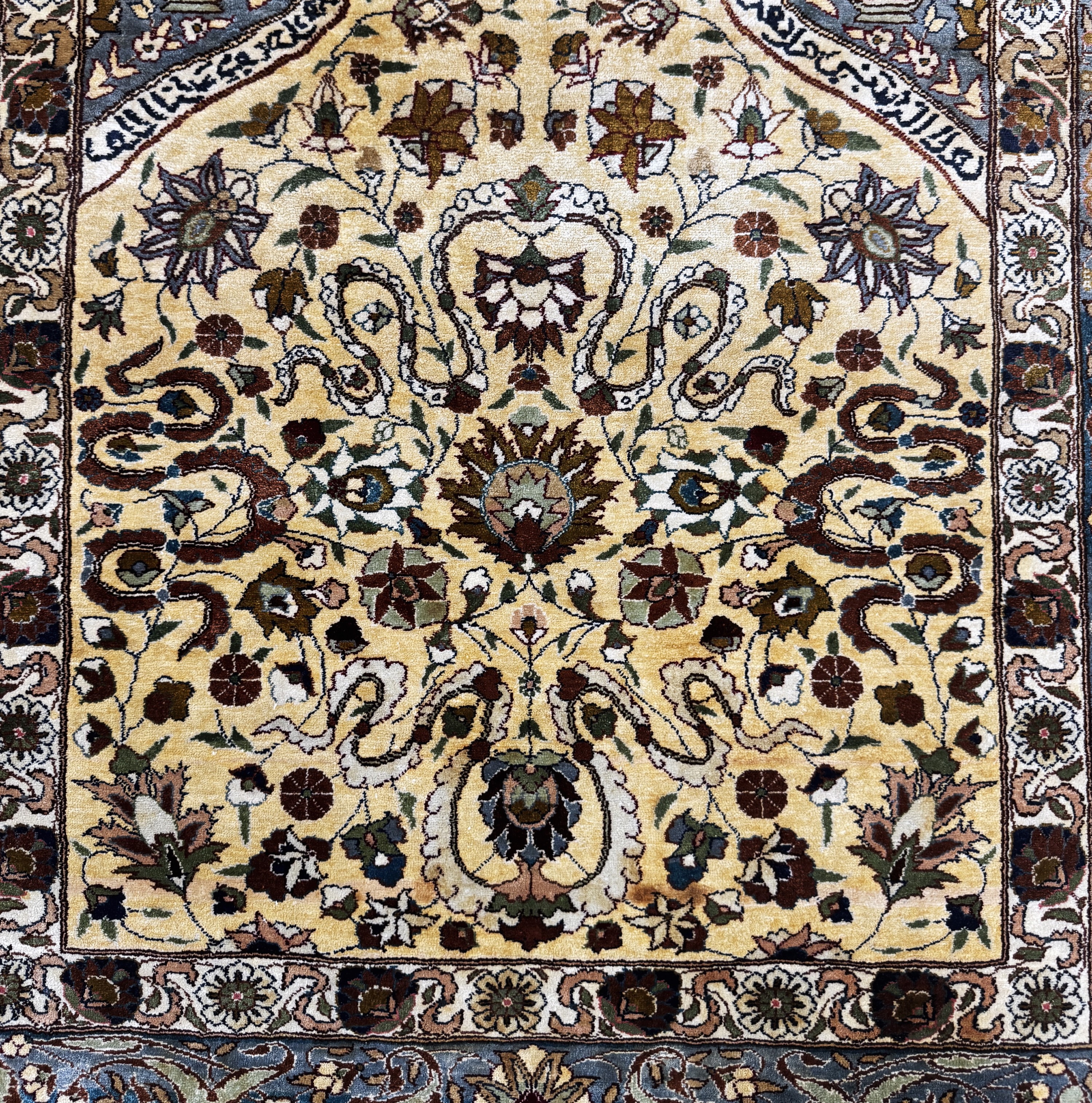 Detail d: Hereke Seide fein, sign., Türkei, Mitte 20.Jhd, reine Naturseide, ca. 139 x 95 cm, EHZ: 2, Flecken