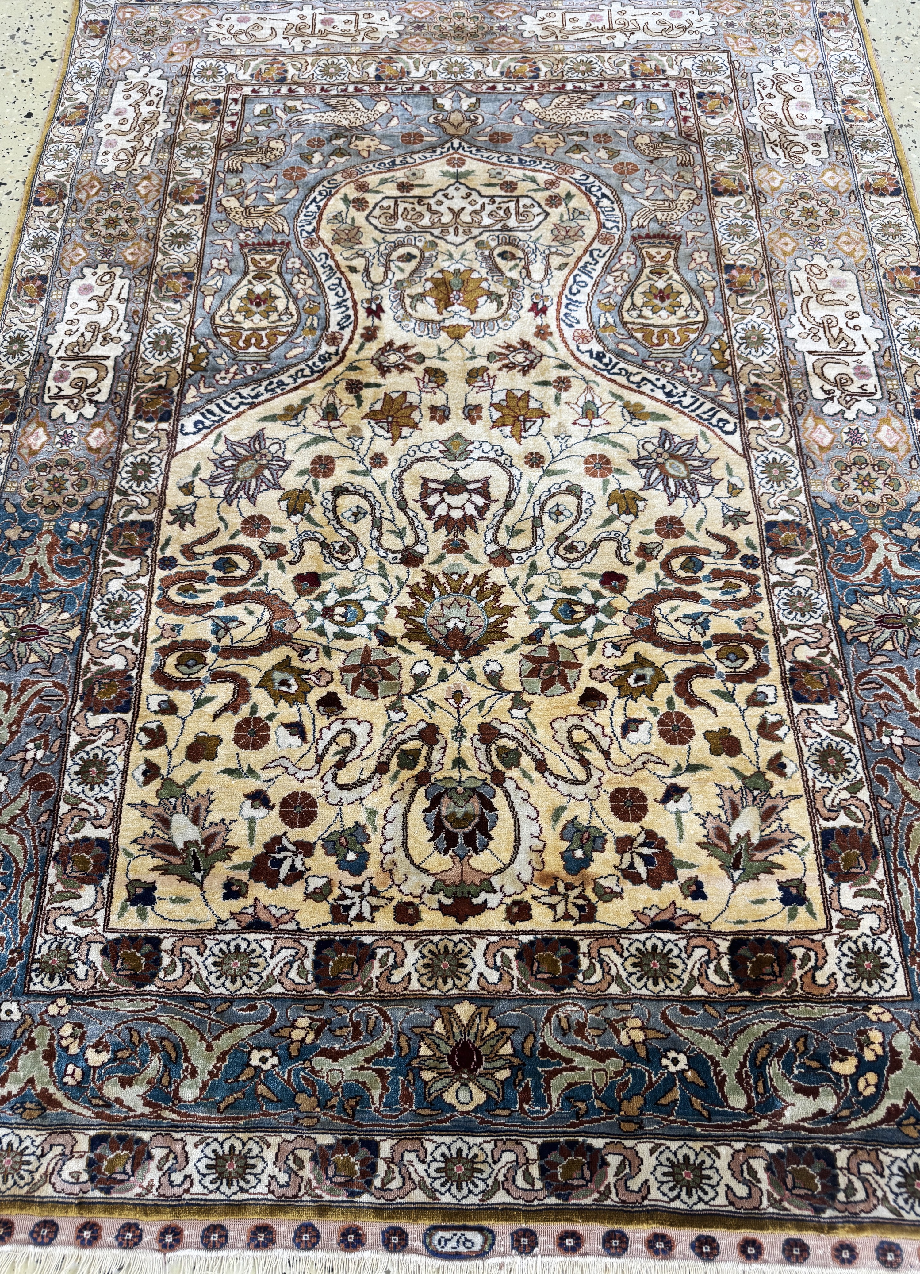 Detail e: Hereke Seide fein, sign., Türkei, Mitte 20.Jhd, reine Naturseide, ca. 139 x 95 cm, EHZ: 2, Flecken