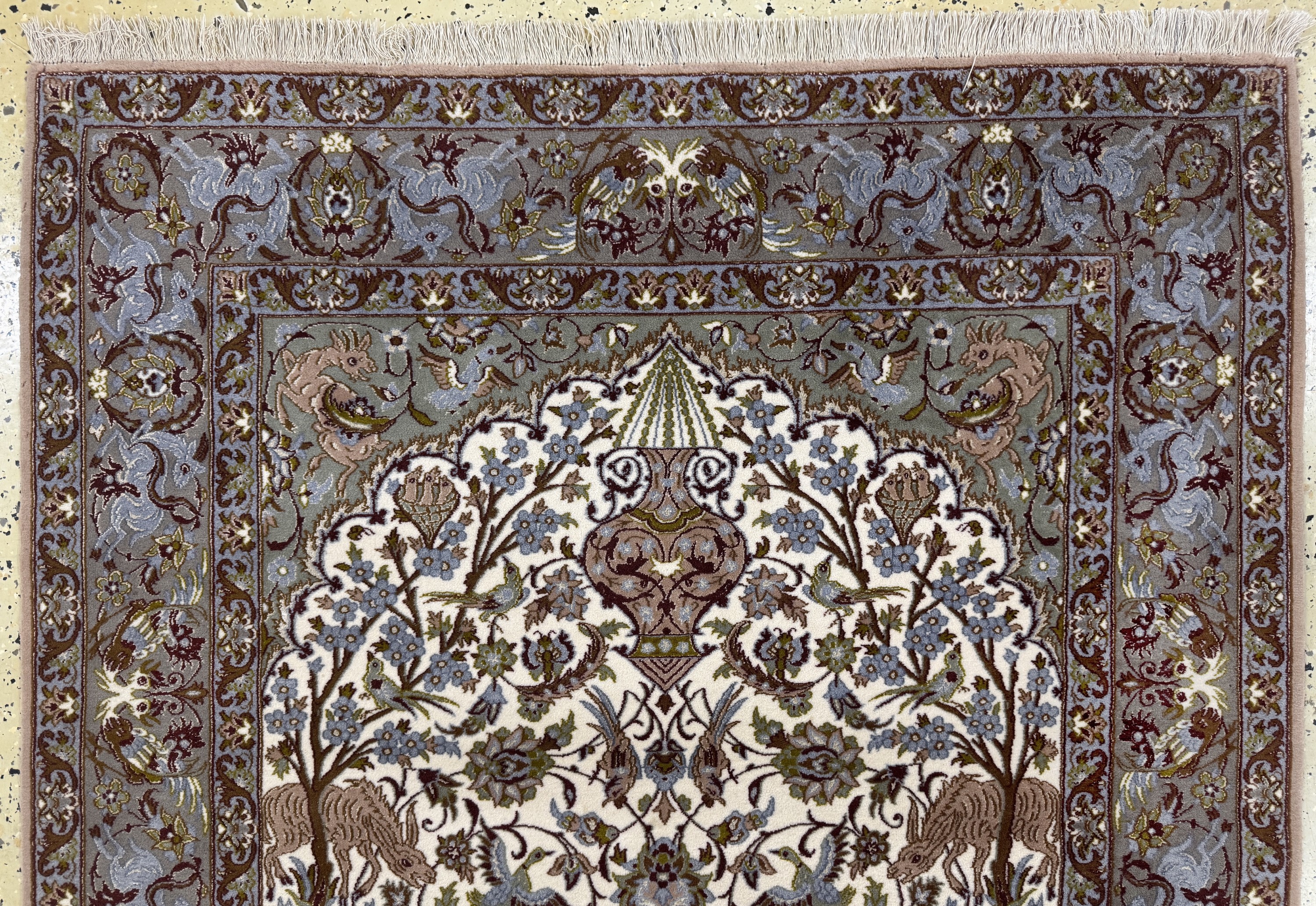 Detail a: Esfahan fein, Persien, Ende 20.Jhd., Korkwolle mit und auf Seide, ca. 169 x 113 cm,EHZ: 2, Mottenfraß am Rand