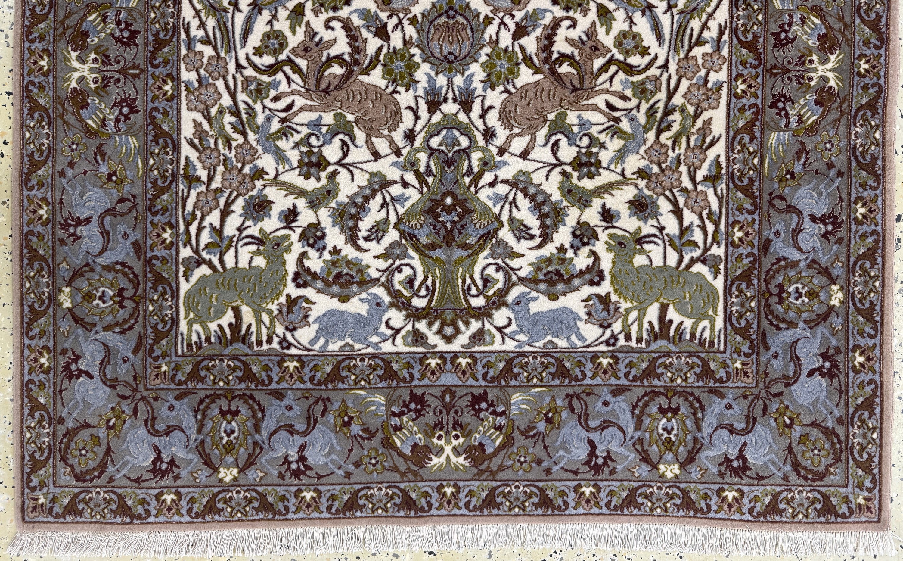 Detail b: Esfahan fein, Persien, Ende 20.Jhd., Korkwolle mit und auf Seide, ca. 169 x 113 cm,EHZ: 2, Mottenfraß am Rand
