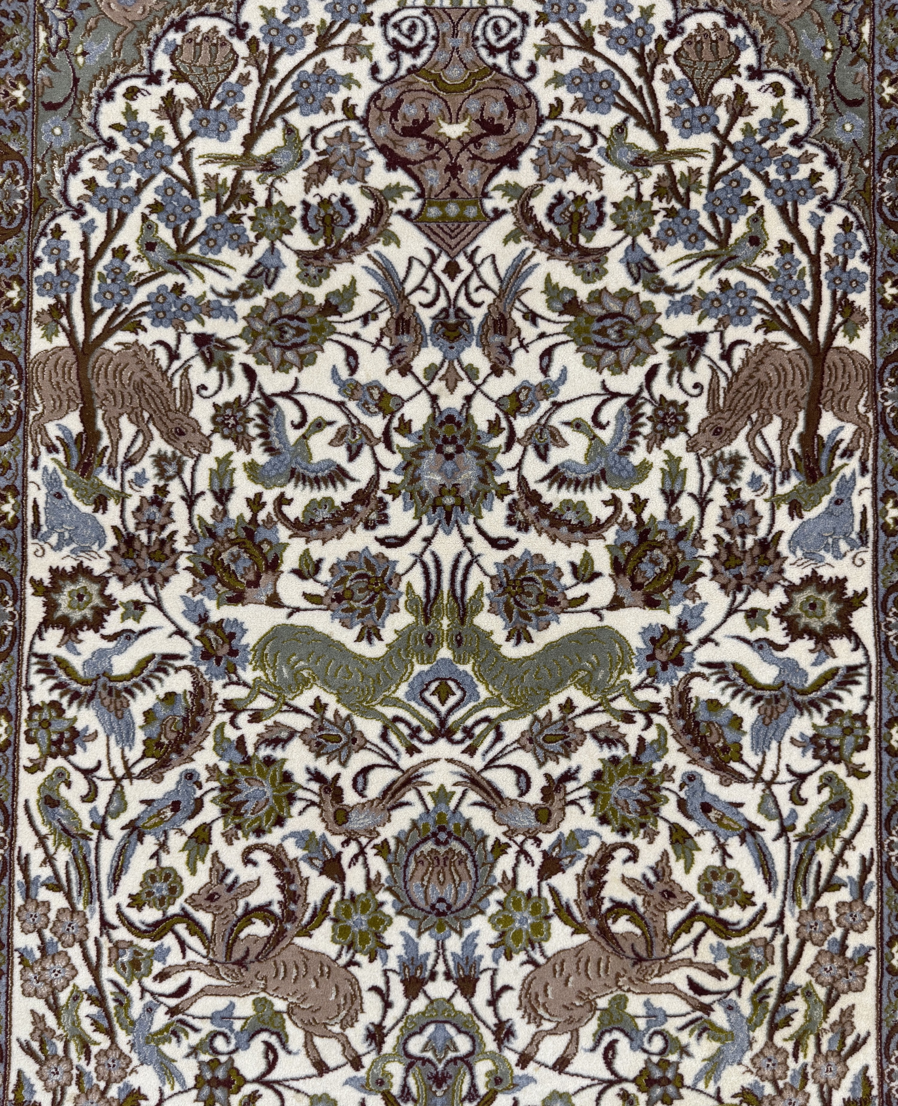 Detail c: Esfahan fein, Persien, Ende 20.Jhd., Korkwolle mit und auf Seide, ca. 169 x 113 cm,EHZ: 2, Mottenfraß am Rand