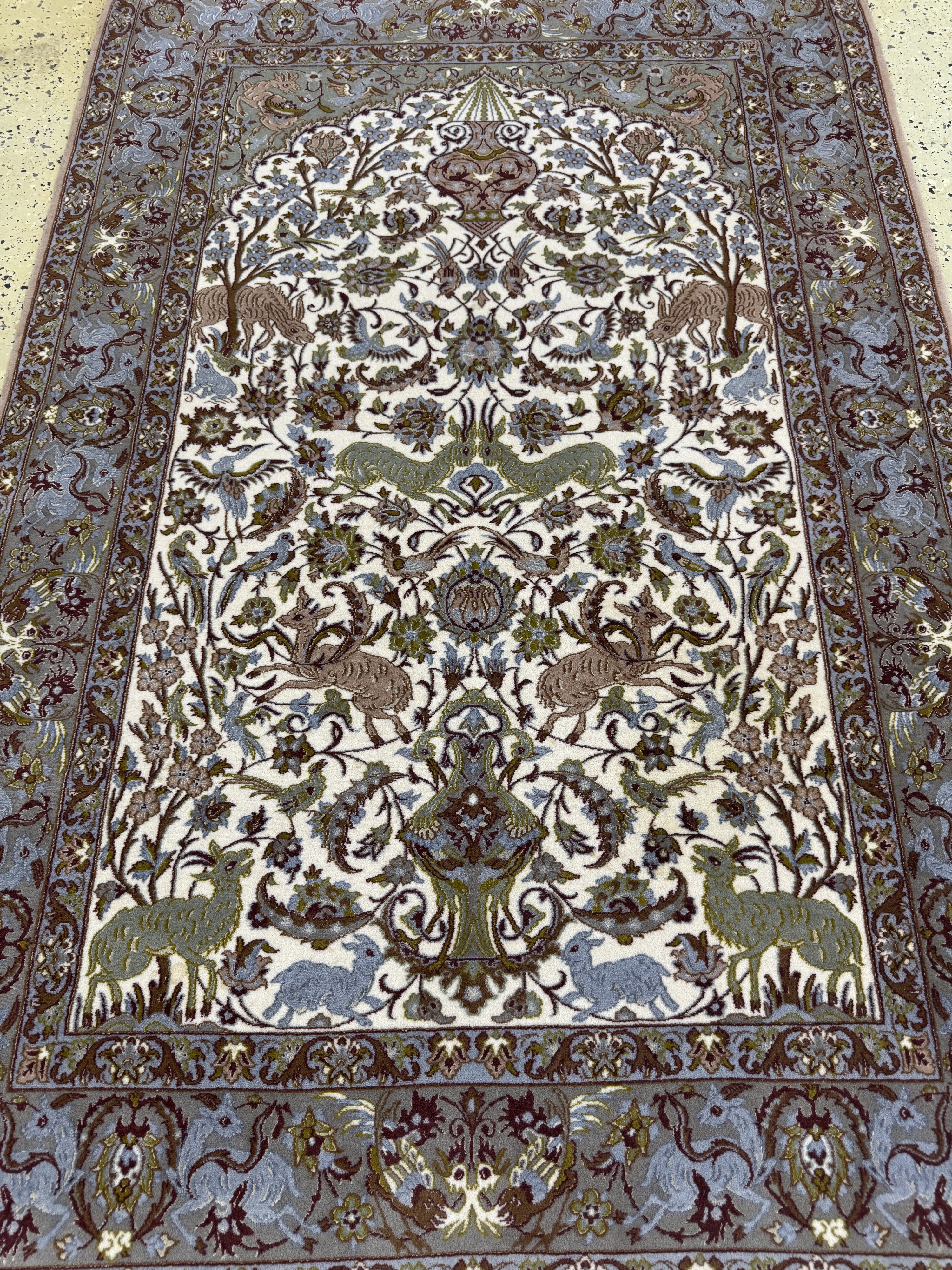 Detail d: Esfahan fein, Persien, Ende 20.Jhd., Korkwolle mit und auf Seide, ca. 169 x 113 cm,EHZ: 2, Mottenfraß am Rand