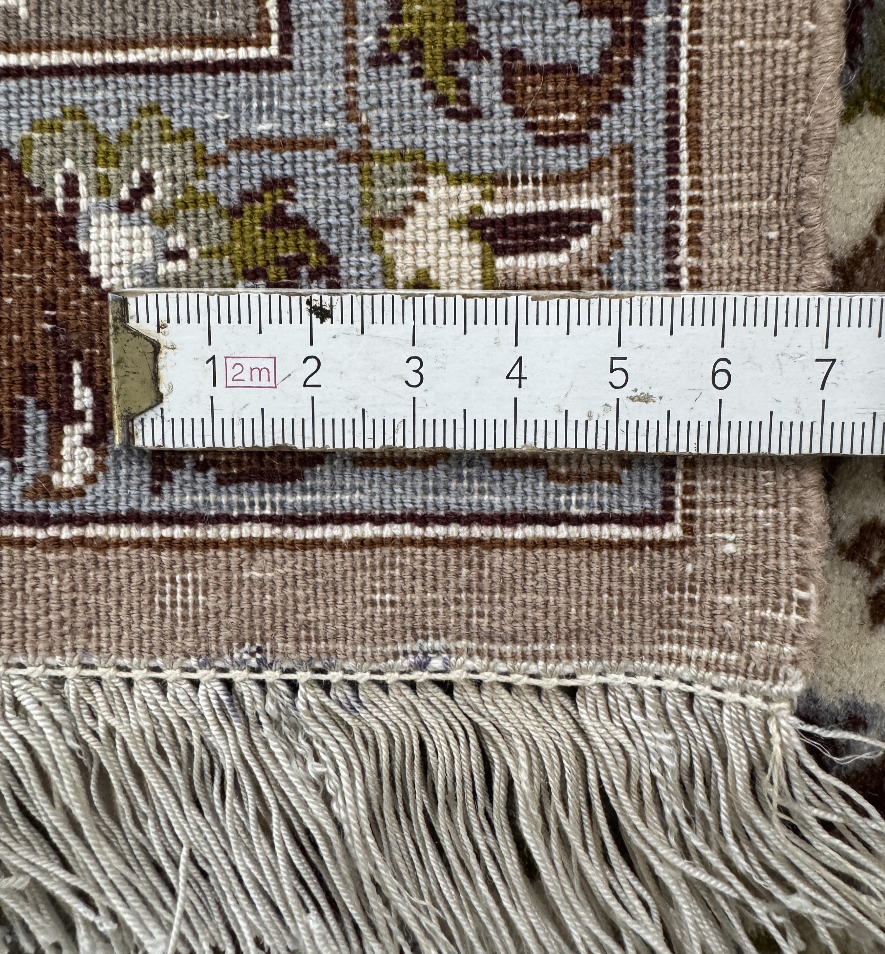Detail e: Esfahan fein, Persien, Ende 20.Jhd., Korkwolle mit und auf Seide, ca. 169 x 113 cm,EHZ: 2, Mottenfraß am Rand