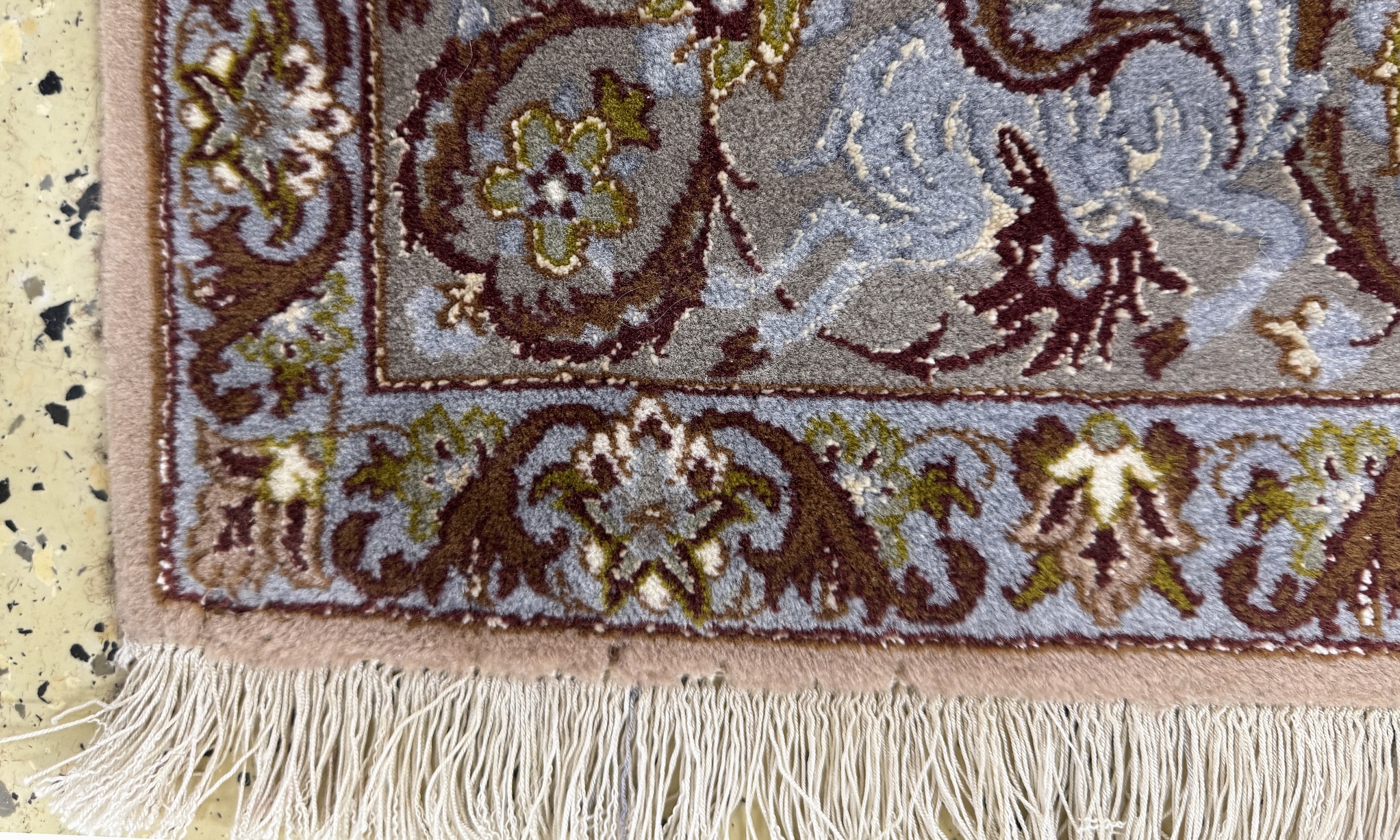 Detail f: Esfahan fein, Persien, Ende 20.Jhd., Korkwolle mit und auf Seide, ca. 169 x 113 cm,EHZ: 2, Mottenfraß am Rand