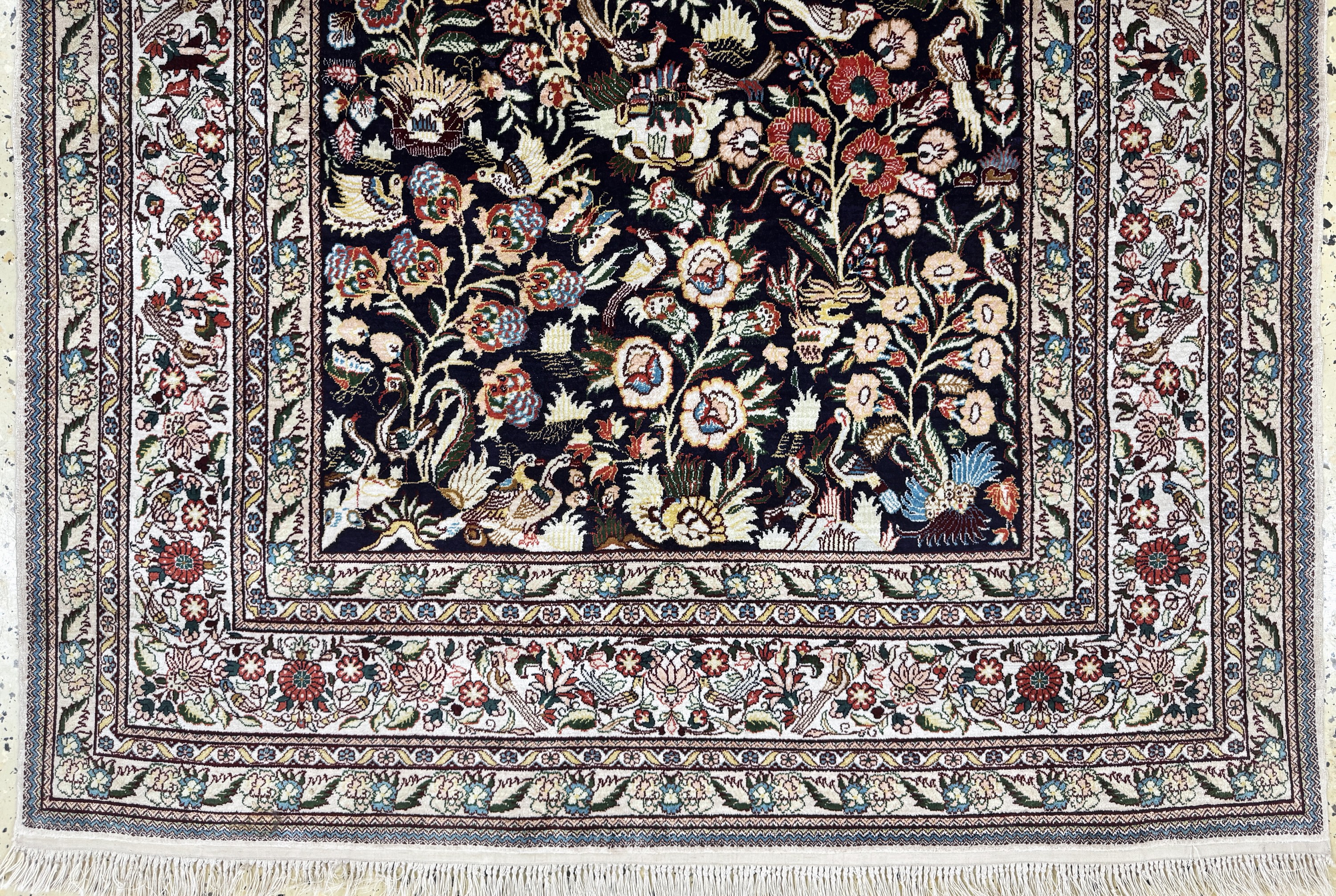 Detail b: Hereke Seide fein, China, Ende 20.Jhd., reine Naturseide, ca. 163 x 106 cm, EHZ: 2