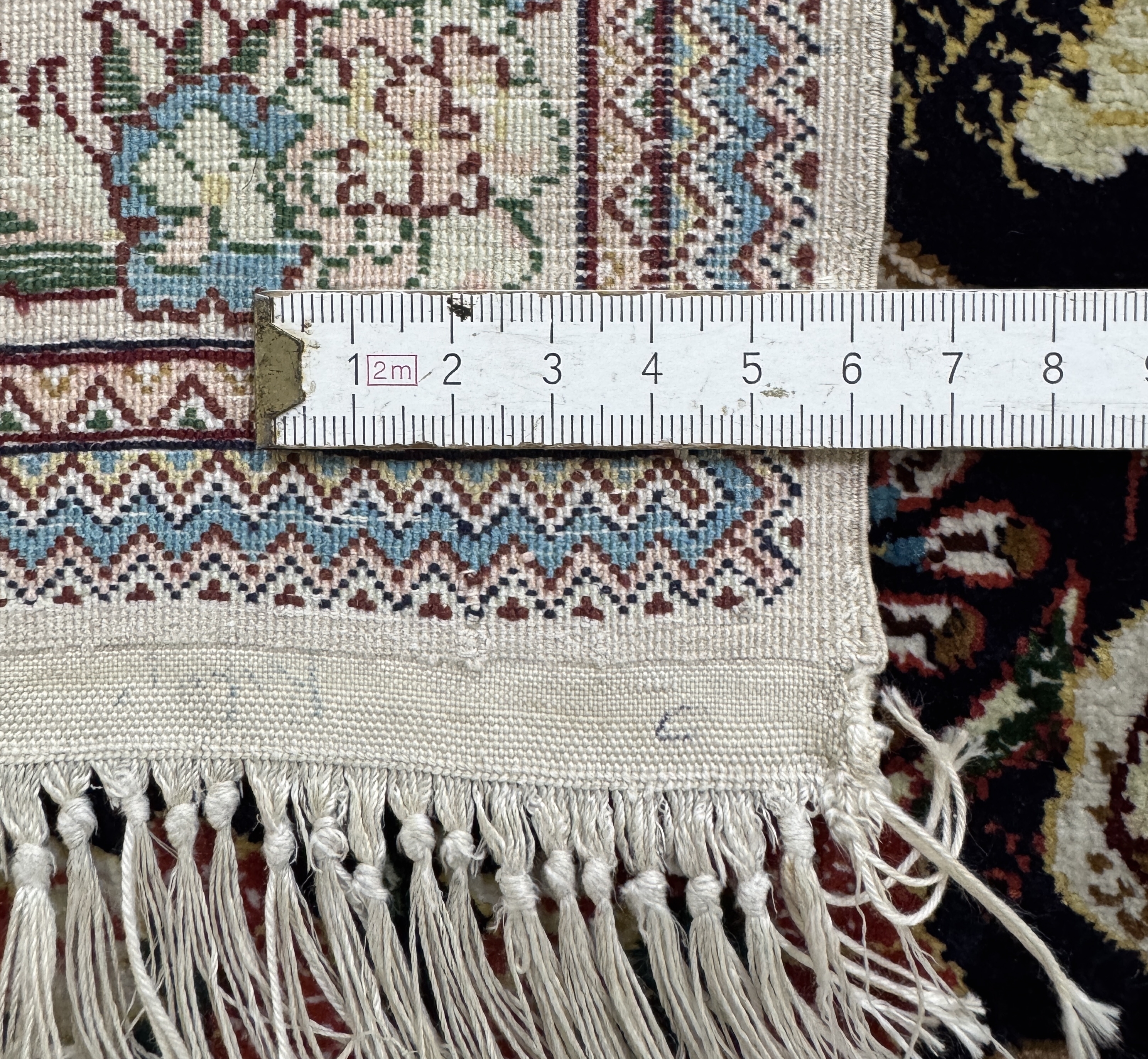 Detail e: Hereke Seide fein, China, Ende 20.Jhd., reine Naturseide, ca. 163 x 106 cm, EHZ: 2