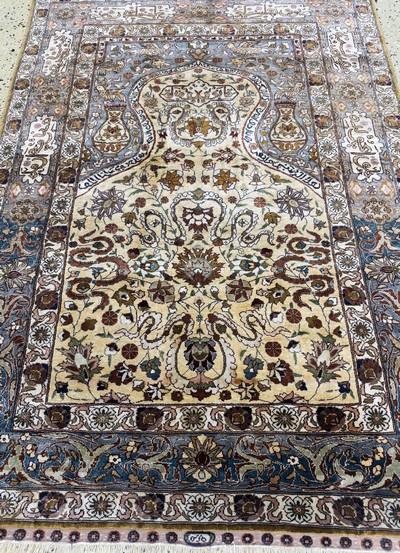 27064206e - Hereke Seide fein, sign., Türkei, Mitte 20.Jhd, reine Naturseide, ca. 139 x 95 cm, ...