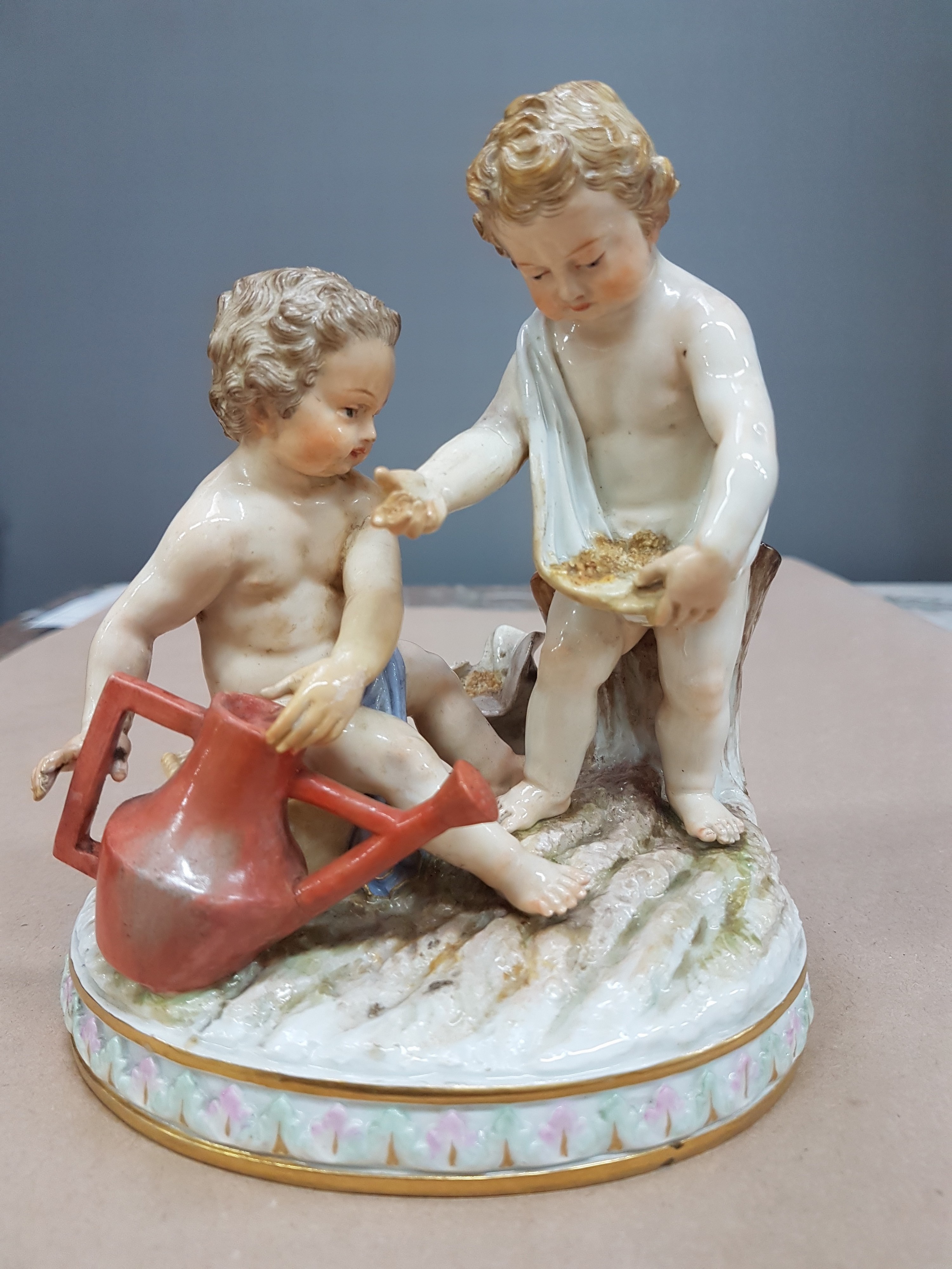 Detail a: Figurengruppe, Meissen, um 1880-90, Entwurf Michael Victor Acier, Allegorie auf den Ackerbau, Modellnr. C 44, zwei stehende Amoretten auf ovalem ...