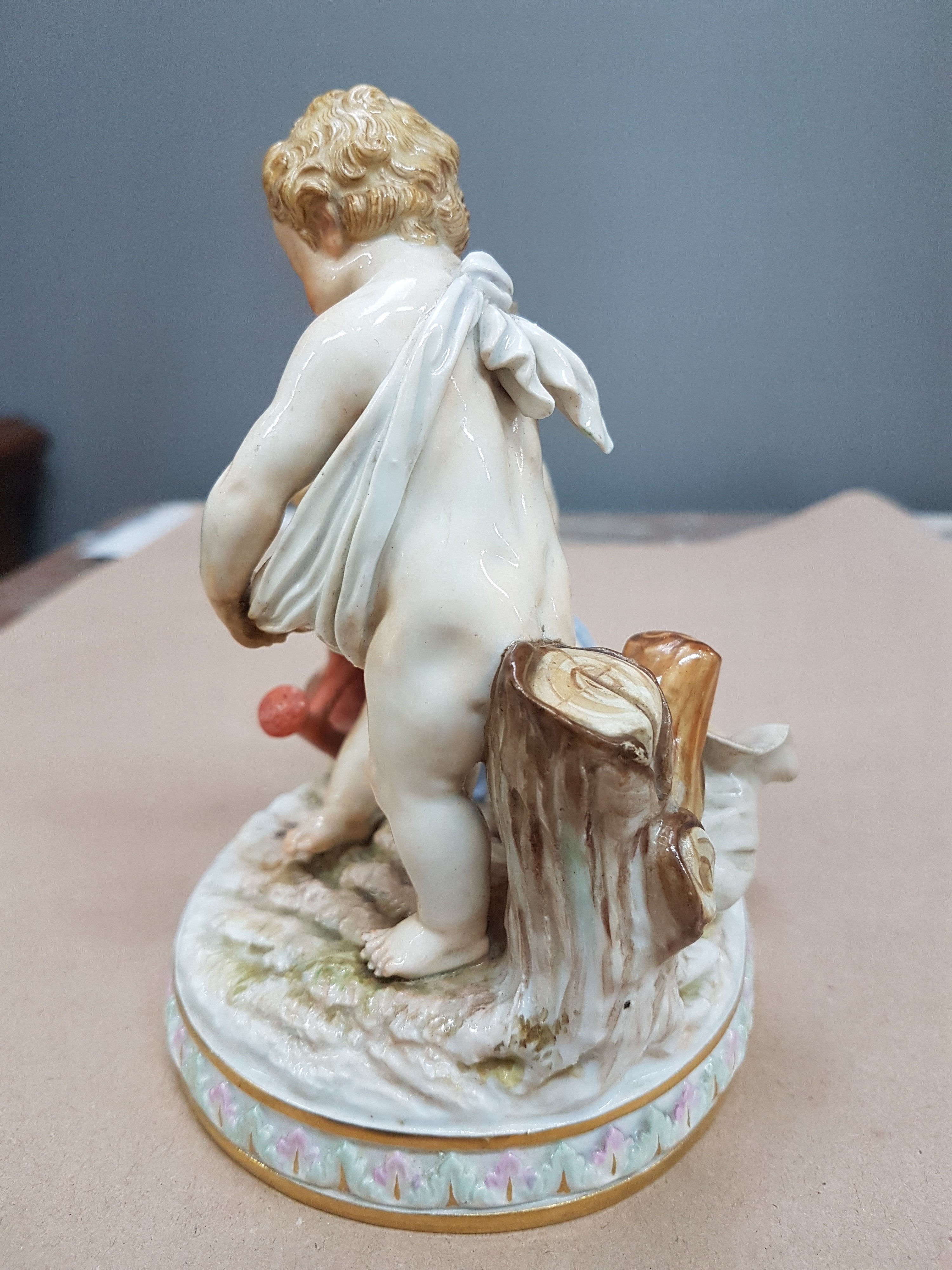 Detail b: Figurengruppe, Meissen, um 1880-90, Entwurf Michael Victor Acier, Allegorie auf den Ackerbau, Modellnr. C 44, zwei stehende Amoretten auf ovalem ...