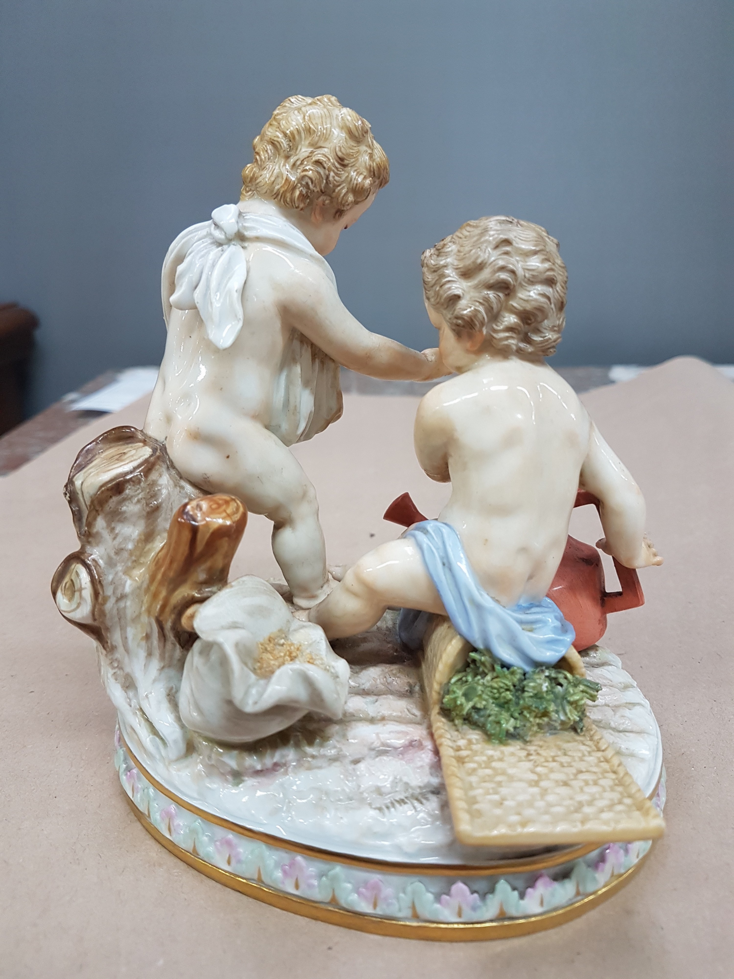 Detail c: Figurengruppe, Meissen, um 1880-90, Entwurf Michael Victor Acier, Allegorie auf den Ackerbau, Modellnr. C 44, zwei stehende Amoretten auf ovalem ...