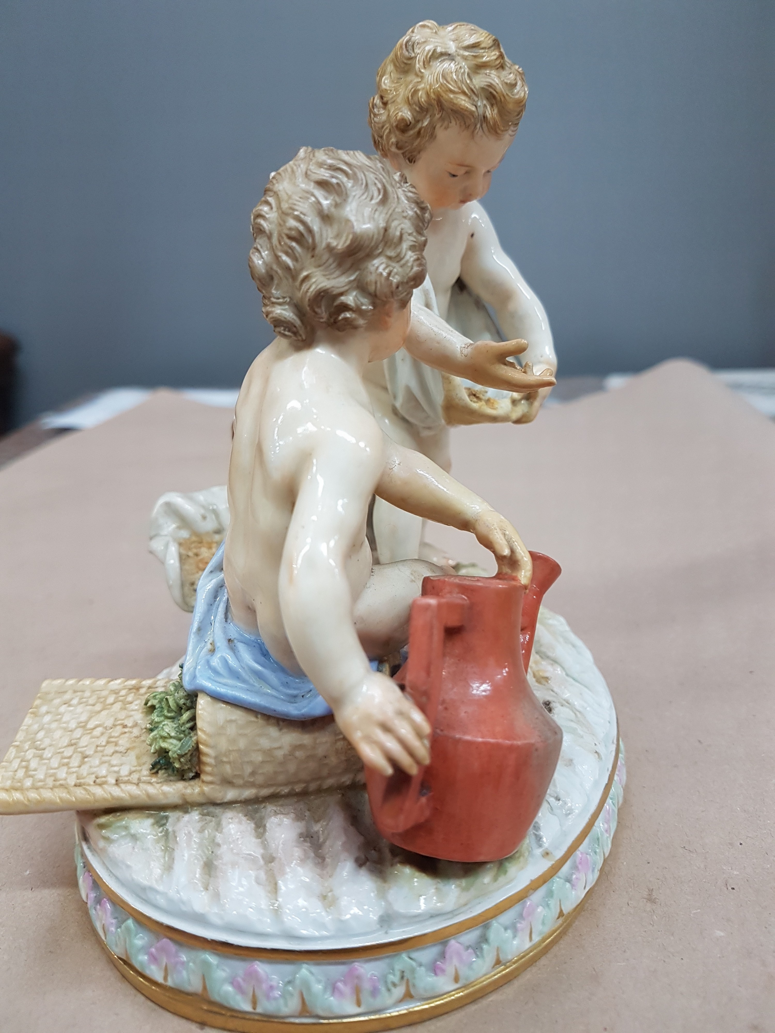 Detail d: Figurengruppe, Meissen, um 1880-90, Entwurf Michael Victor Acier, Allegorie auf den Ackerbau, Modellnr. C 44, zwei stehende Amoretten auf ovalem ...