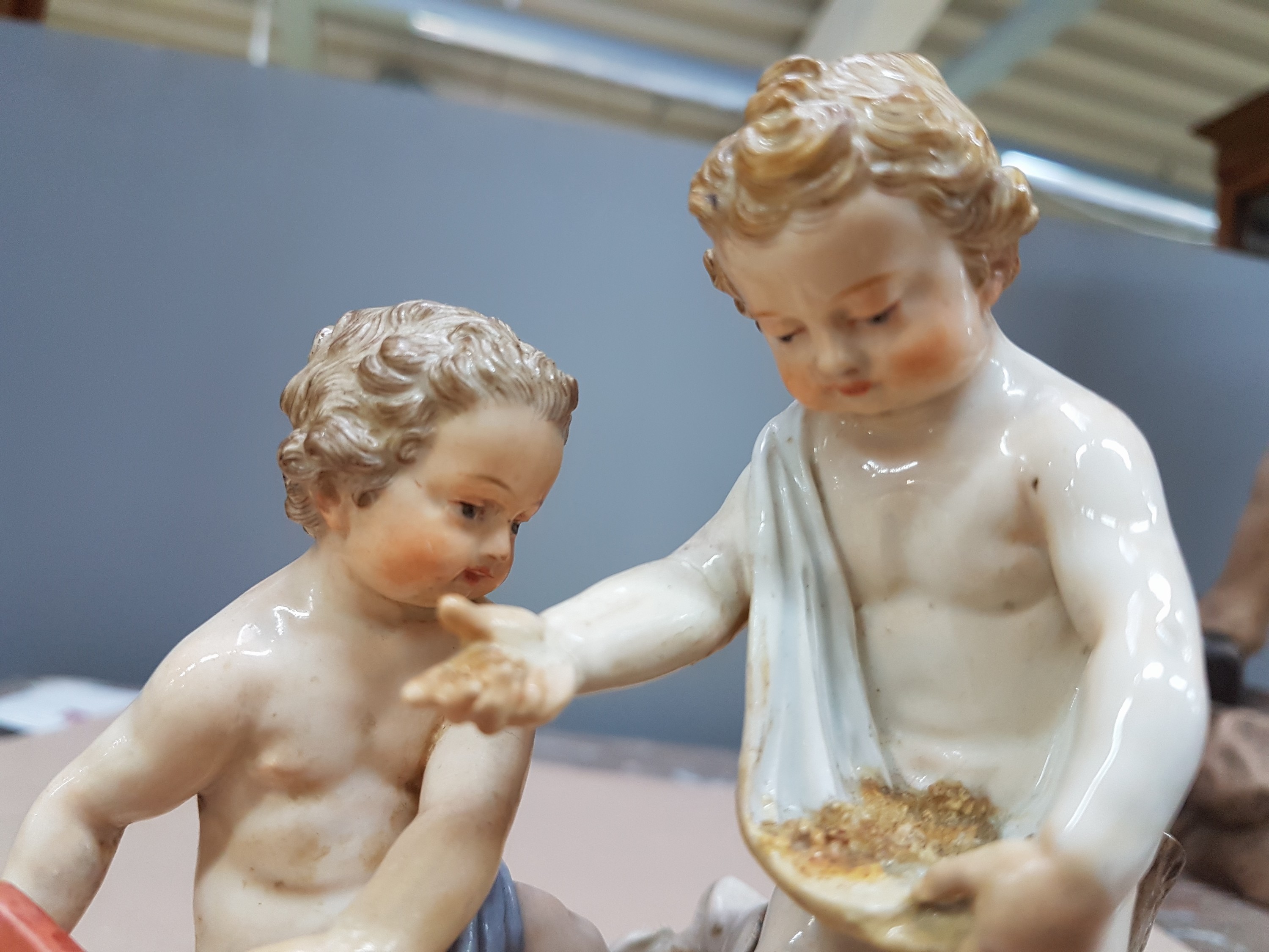 Detail e: Figurengruppe, Meissen, um 1880-90, Entwurf Michael Victor Acier, Allegorie auf den Ackerbau, Modellnr. C 44, zwei stehende Amoretten auf ovalem ...