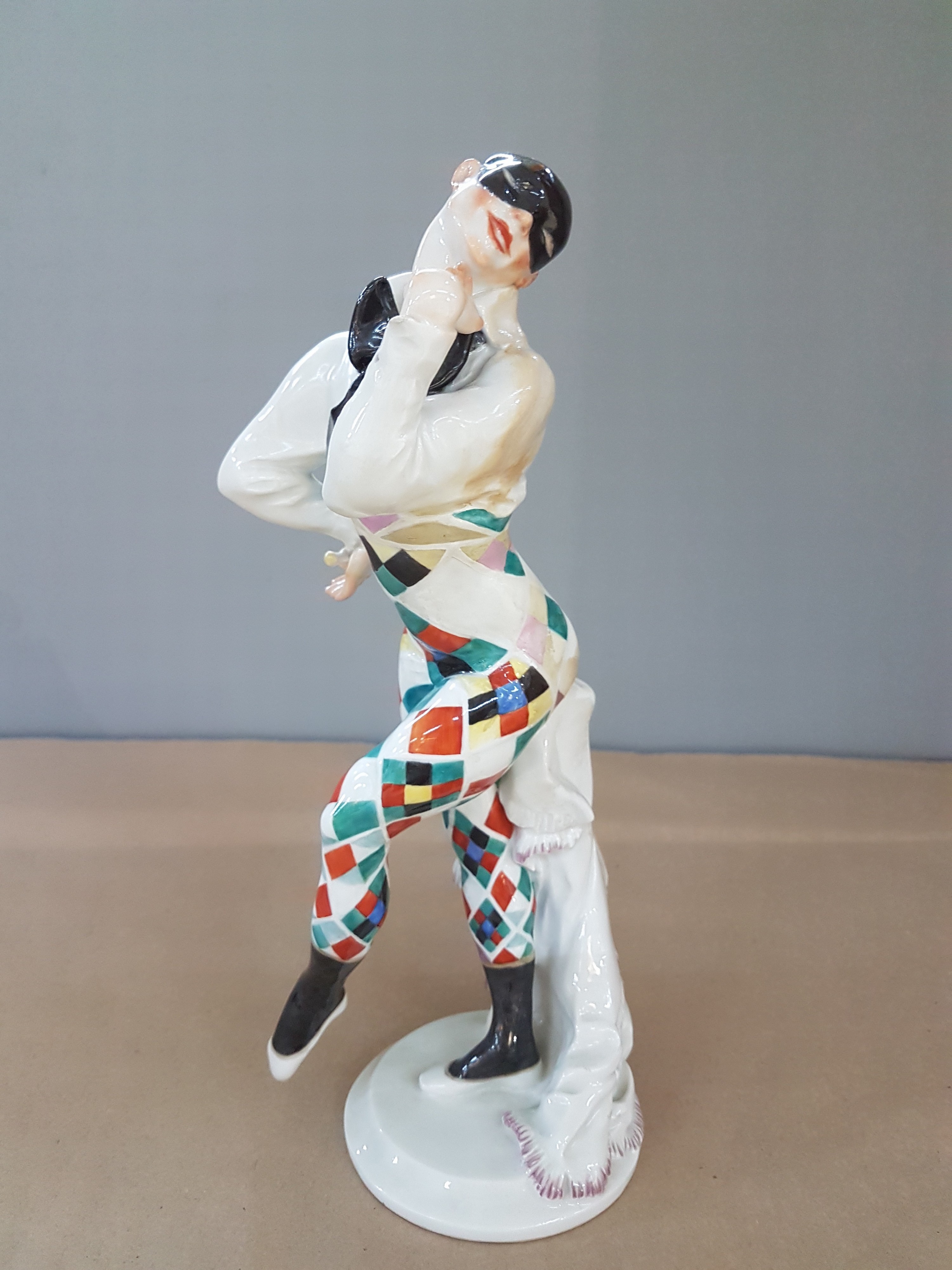 Detail a: Porzellanfigur, Bajazzo, Meissen, 20. Jh., Entwurf Paul Scheurich 1919, Ausformung Mitte 20. Jh., aus der Serie russisches Ballett, es wird der ...