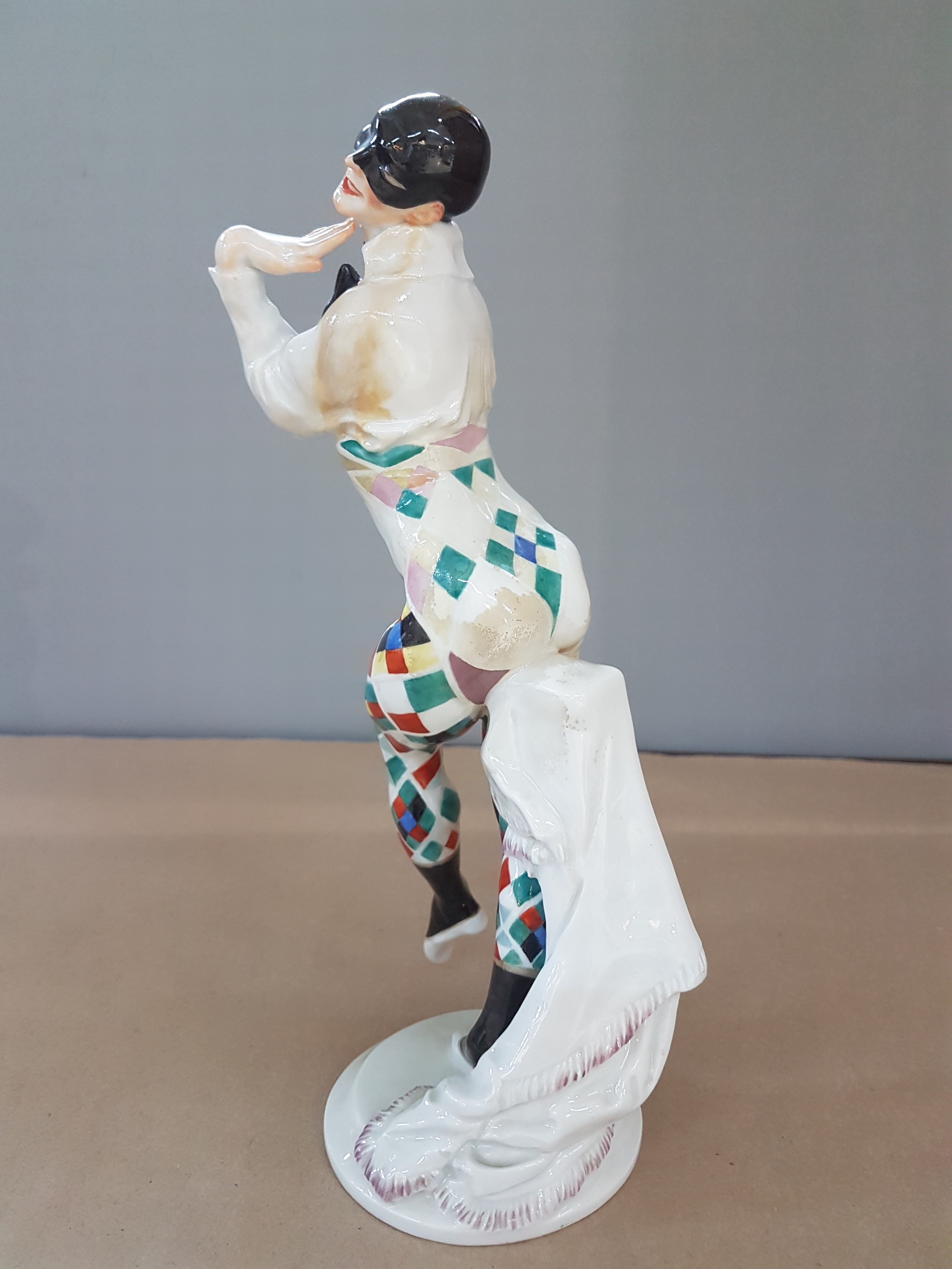 Detail b: Porzellanfigur, Bajazzo, Meissen, 20. Jh., Entwurf Paul Scheurich 1919, Ausformung Mitte 20. Jh., aus der Serie russisches Ballett, es wird der ...