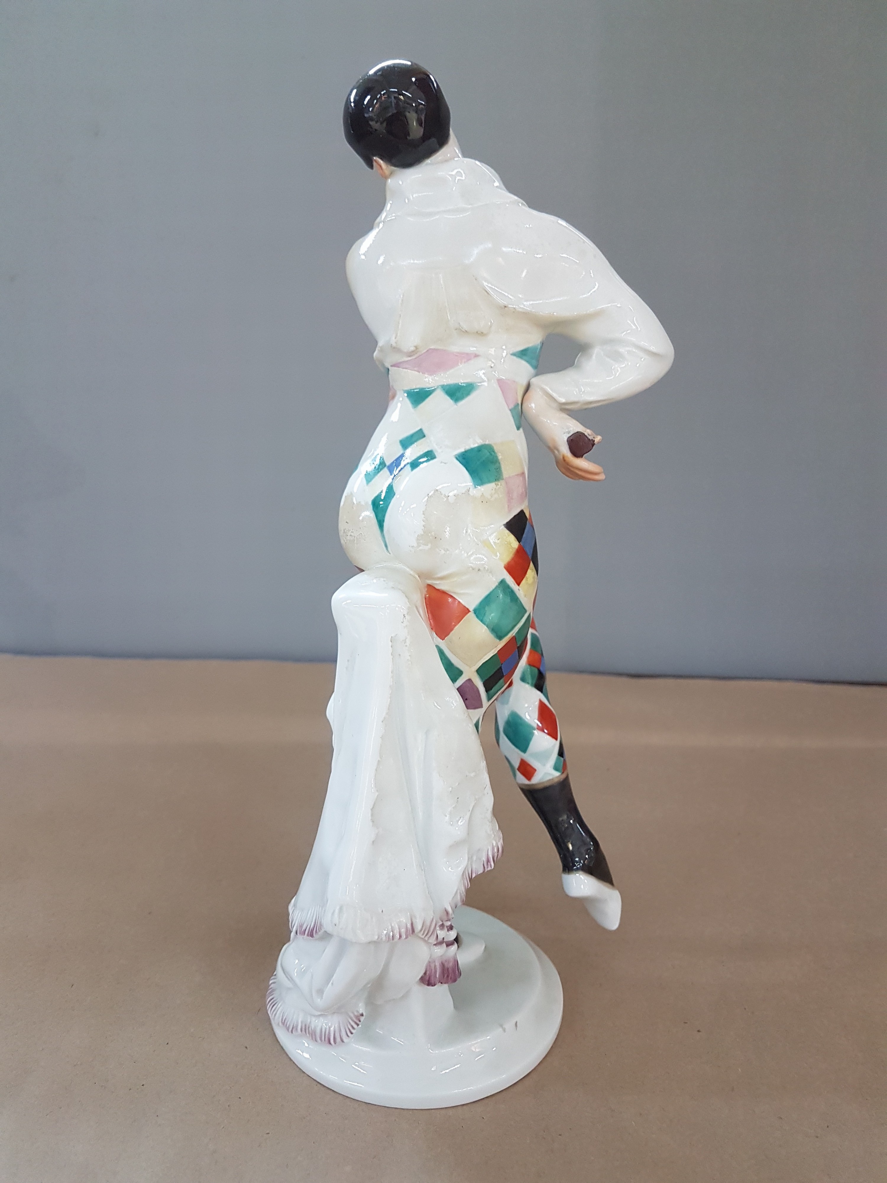 Detail c: Porzellanfigur, Bajazzo, Meissen, 20. Jh., Entwurf Paul Scheurich 1919, Ausformung Mitte 20. Jh., aus der Serie russisches Ballett, es wird der ...