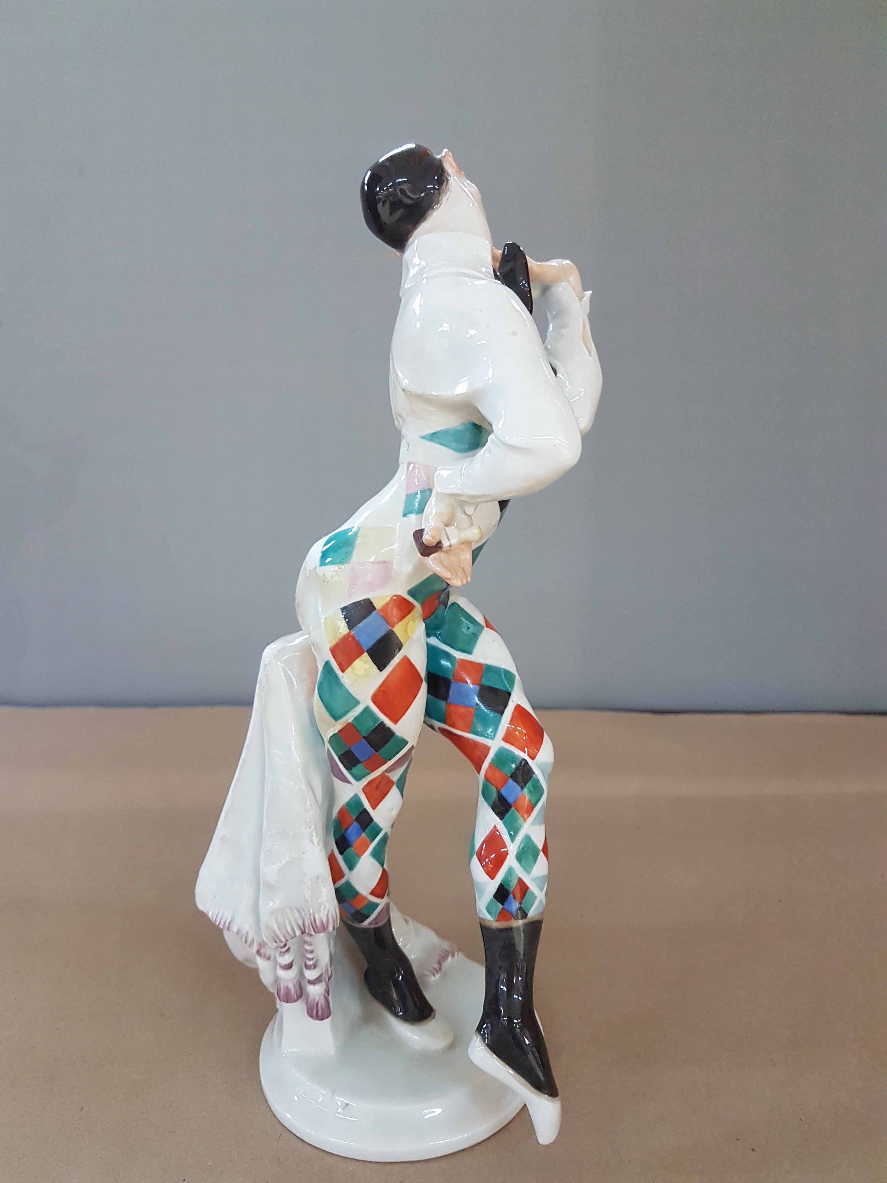 Detail d: Porzellanfigur, Bajazzo, Meissen, 20. Jh., Entwurf Paul Scheurich 1919, Ausformung Mitte 20. Jh., aus der Serie russisches Ballett, es wird der ...