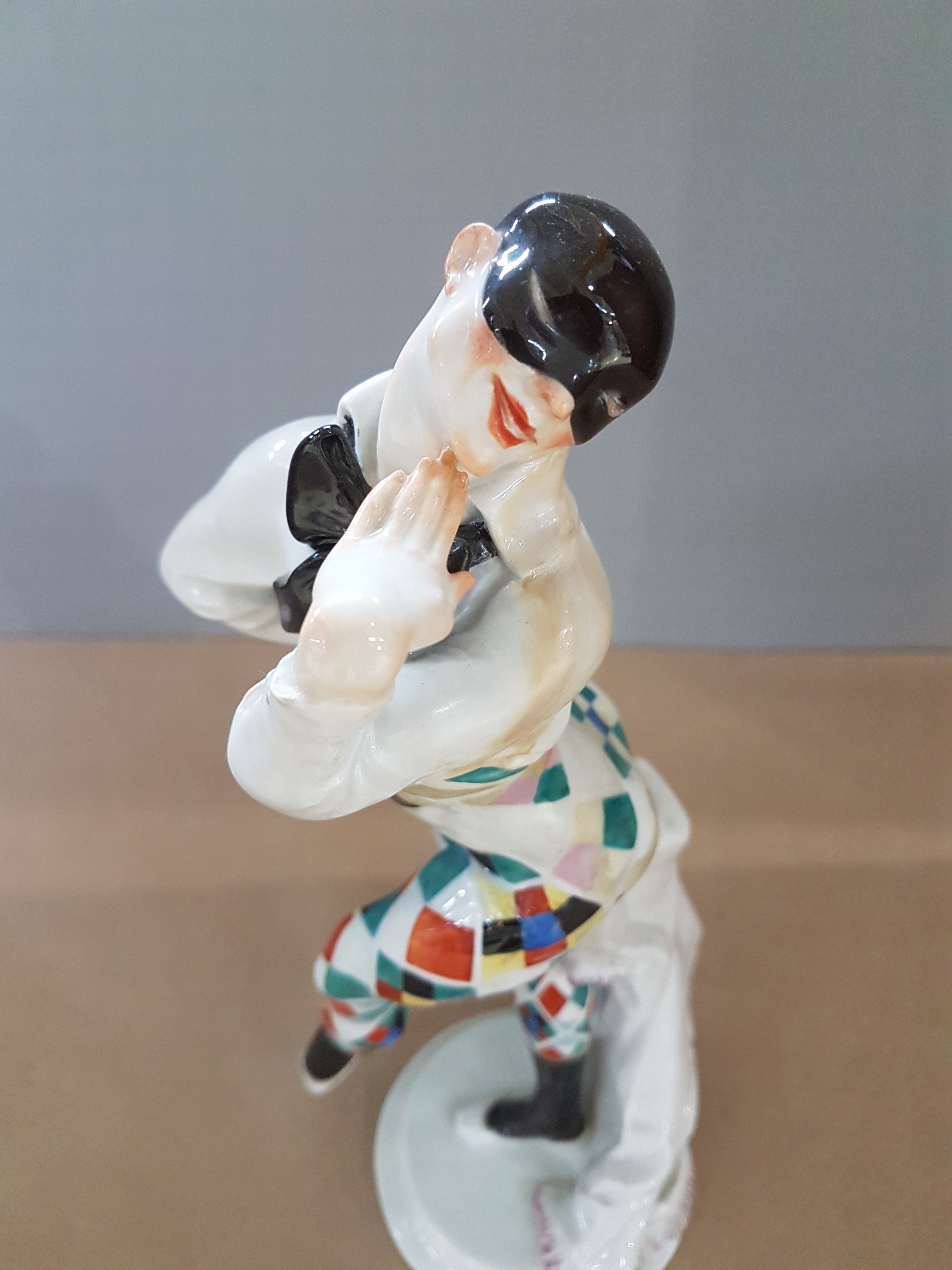 Detail e: Porzellanfigur, Bajazzo, Meissen, 20. Jh., Entwurf Paul Scheurich 1919, Ausformung Mitte 20. Jh., aus der Serie russisches Ballett, es wird der ...