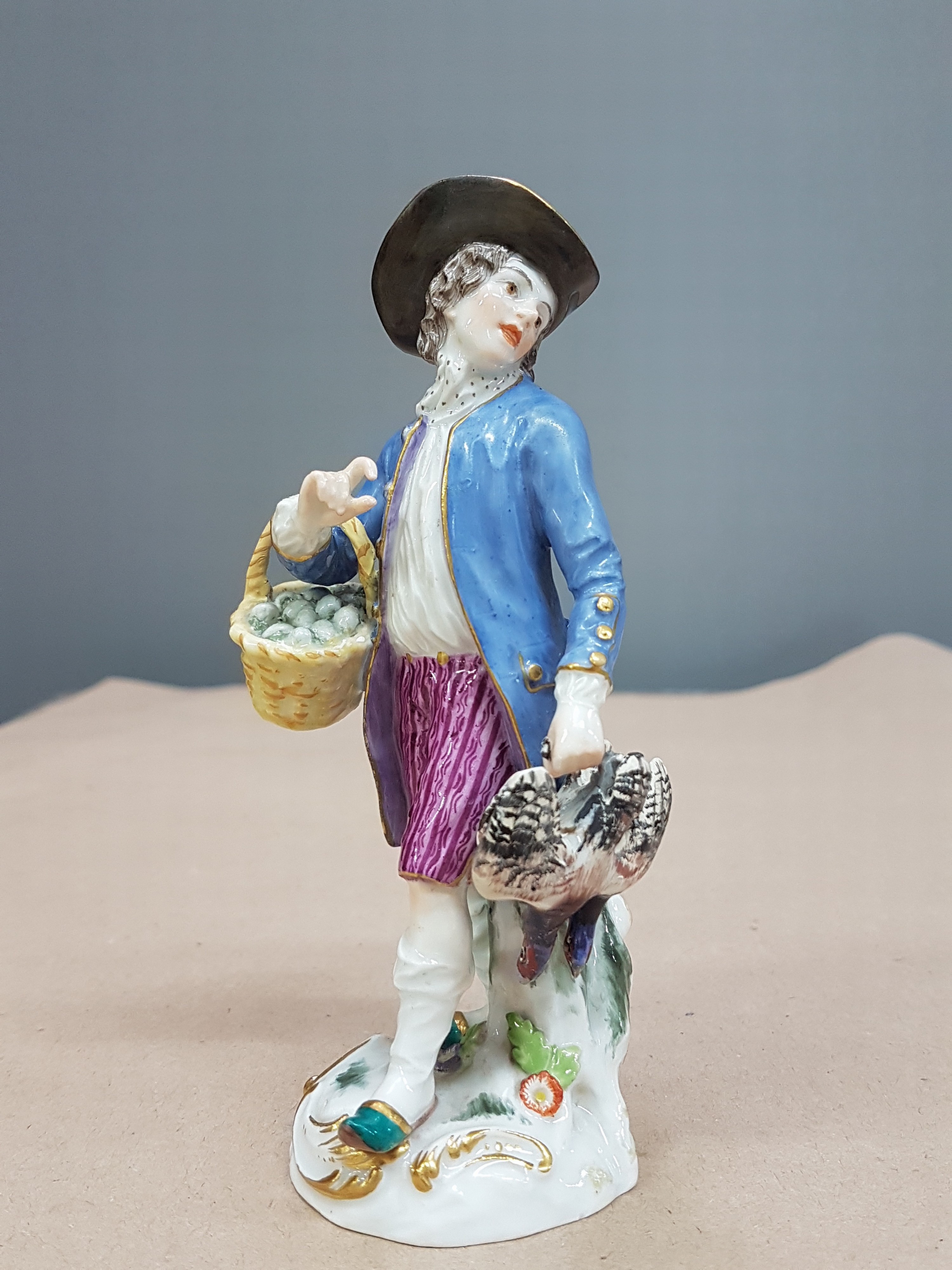 Detail a: Porzellanfigur, Meissen, um 1900, Entwurf Johann Joachim Kaendler, Geflügelhändler, er trägt einen Eierkorb und zwei Fasane, bemalt, Goldstaffage, ...