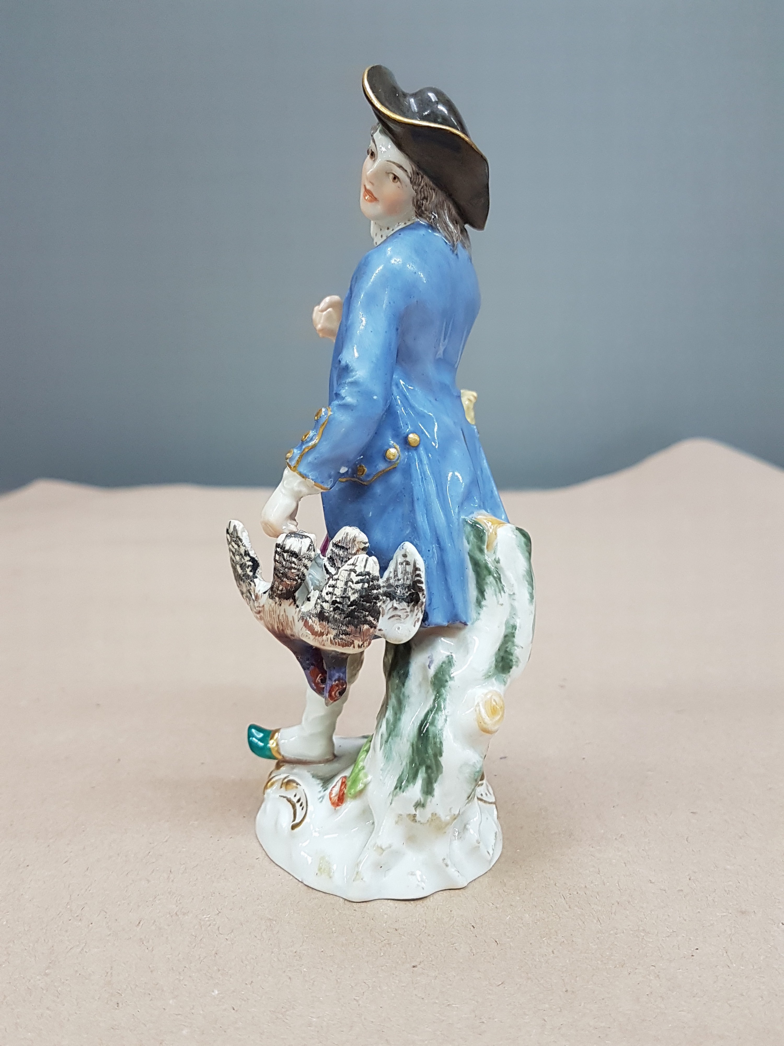 Detail b: Porzellanfigur, Meissen, um 1900, Entwurf Johann Joachim Kaendler, Geflügelhändler, er trägt einen Eierkorb und zwei Fasane, bemalt, Goldstaffage, ...