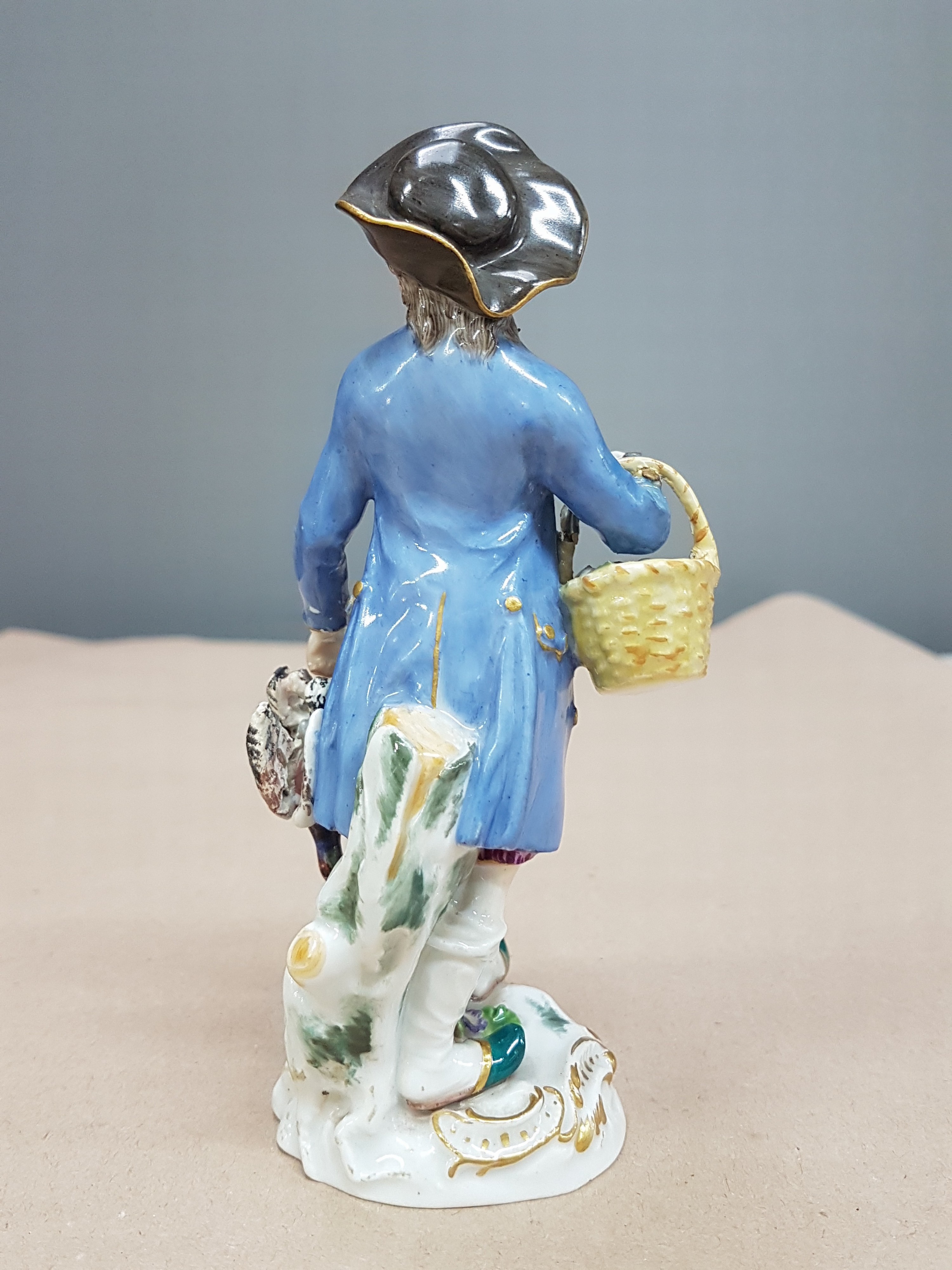 Detail c: Porzellanfigur, Meissen, um 1900, Entwurf Johann Joachim Kaendler, Geflügelhändler, er trägt einen Eierkorb und zwei Fasane, bemalt, Goldstaffage, ...