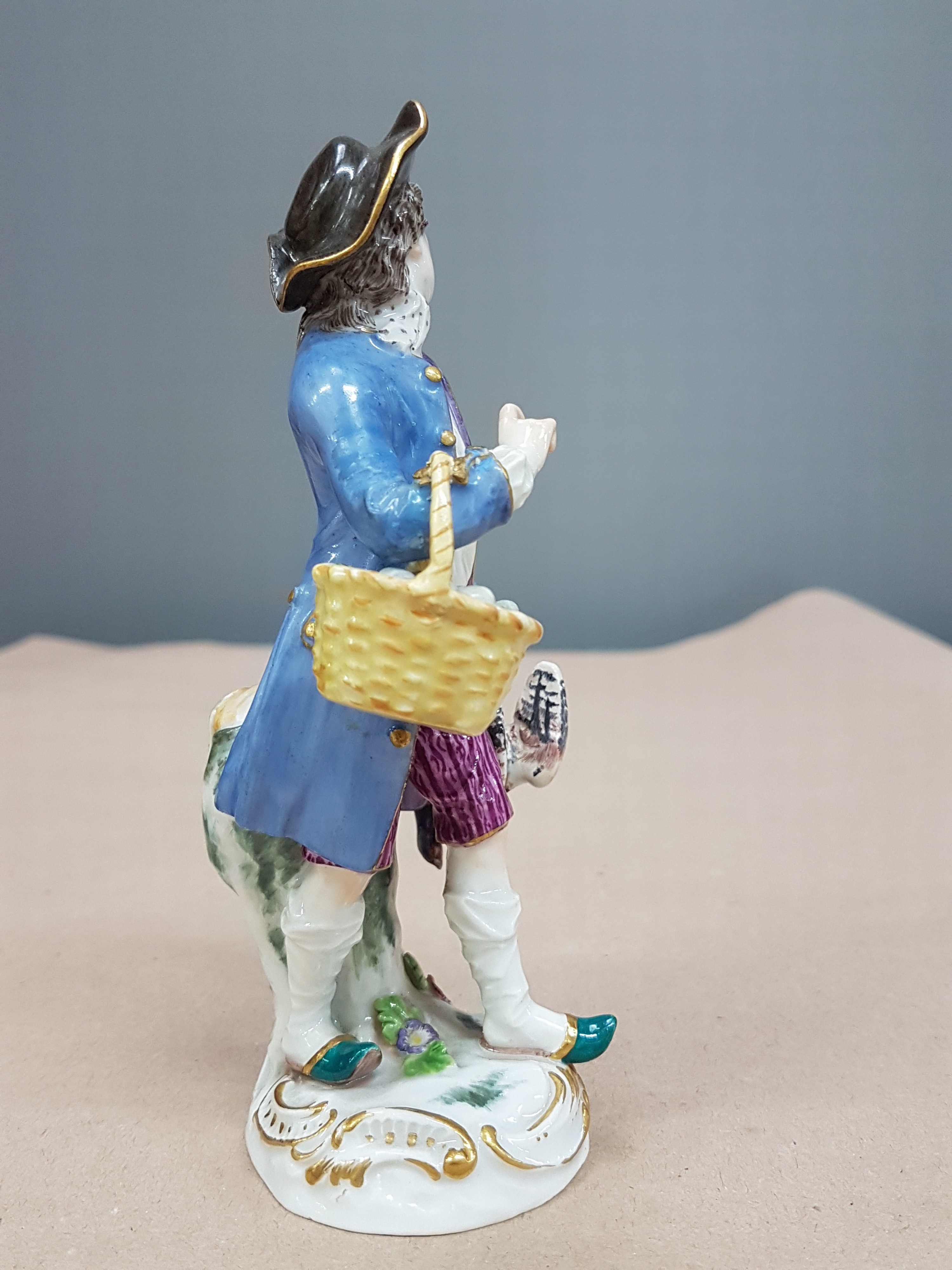 Detail d: Porzellanfigur, Meissen, um 1900, Entwurf Johann Joachim Kaendler, Geflügelhändler, er trägt einen Eierkorb und zwei Fasane, bemalt, Goldstaffage, ...