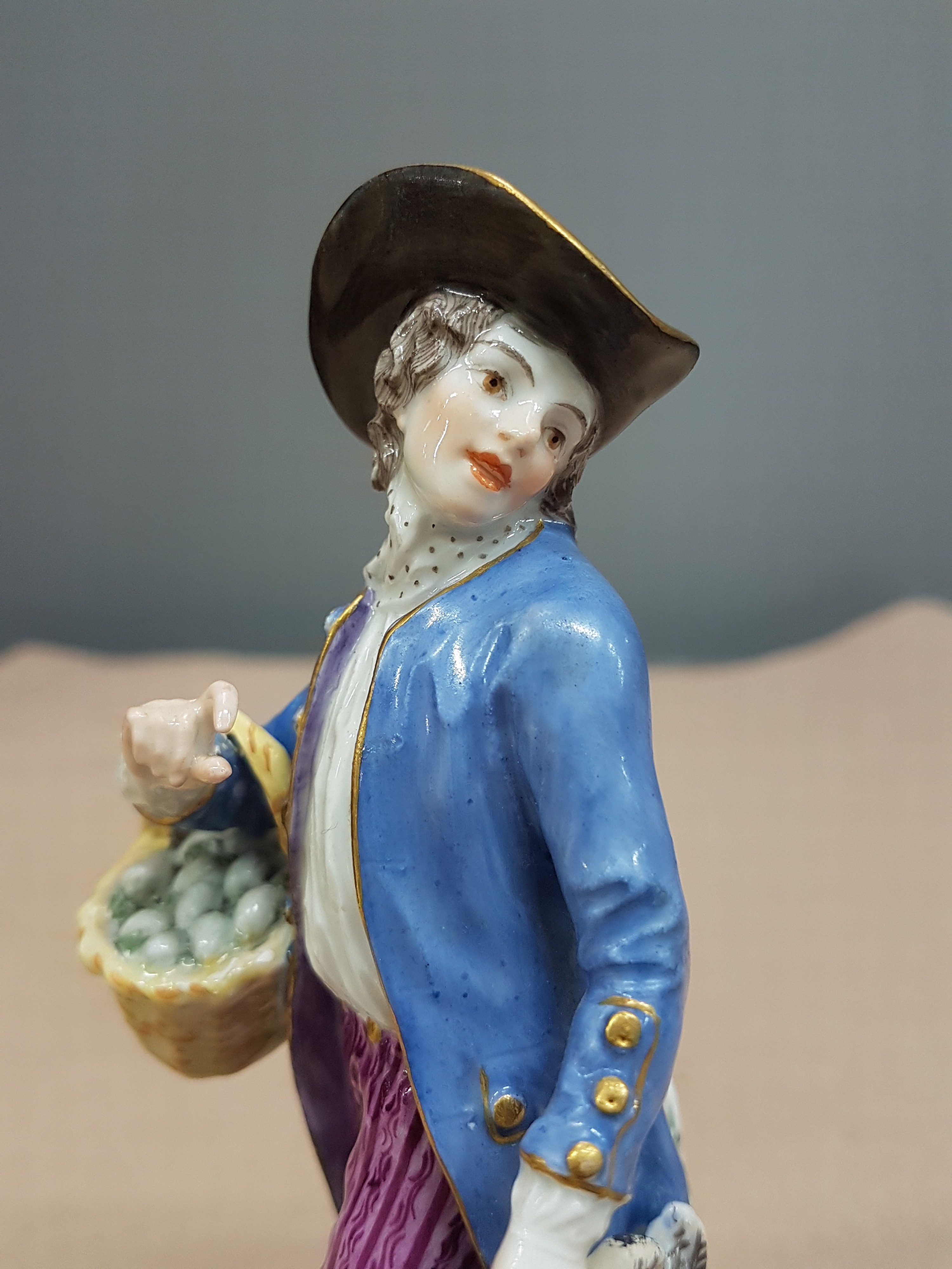 Detail e: Porzellanfigur, Meissen, um 1900, Entwurf Johann Joachim Kaendler, Geflügelhändler, er trägt einen Eierkorb und zwei Fasane, bemalt, Goldstaffage, ...