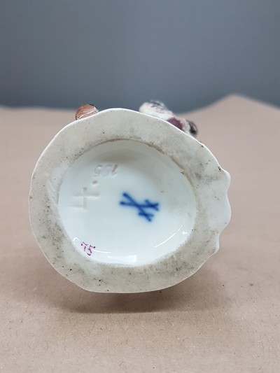 27064398f - Porzellanfigur, Meissen, um 1900, Entwurf Johann Joachim Kaendler, Geflügelhändler, er ...