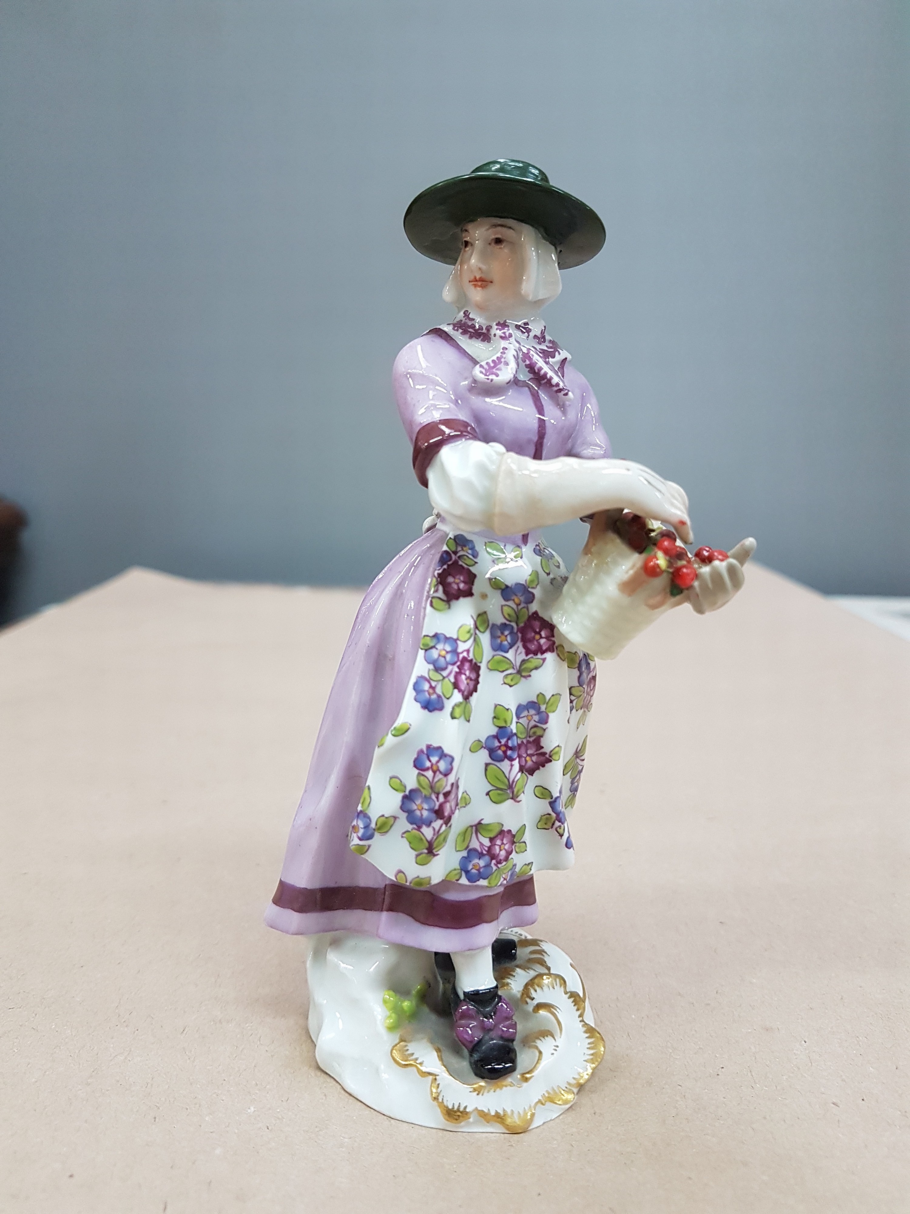Detail a: Porzellanfigur, Meissen, um 1900, wohl aus der Serie Cris de Paris, Ausruferin mit Kirschen, polychrom bemalt, Goldstaffage, rest., H. ca. 13.5 cm