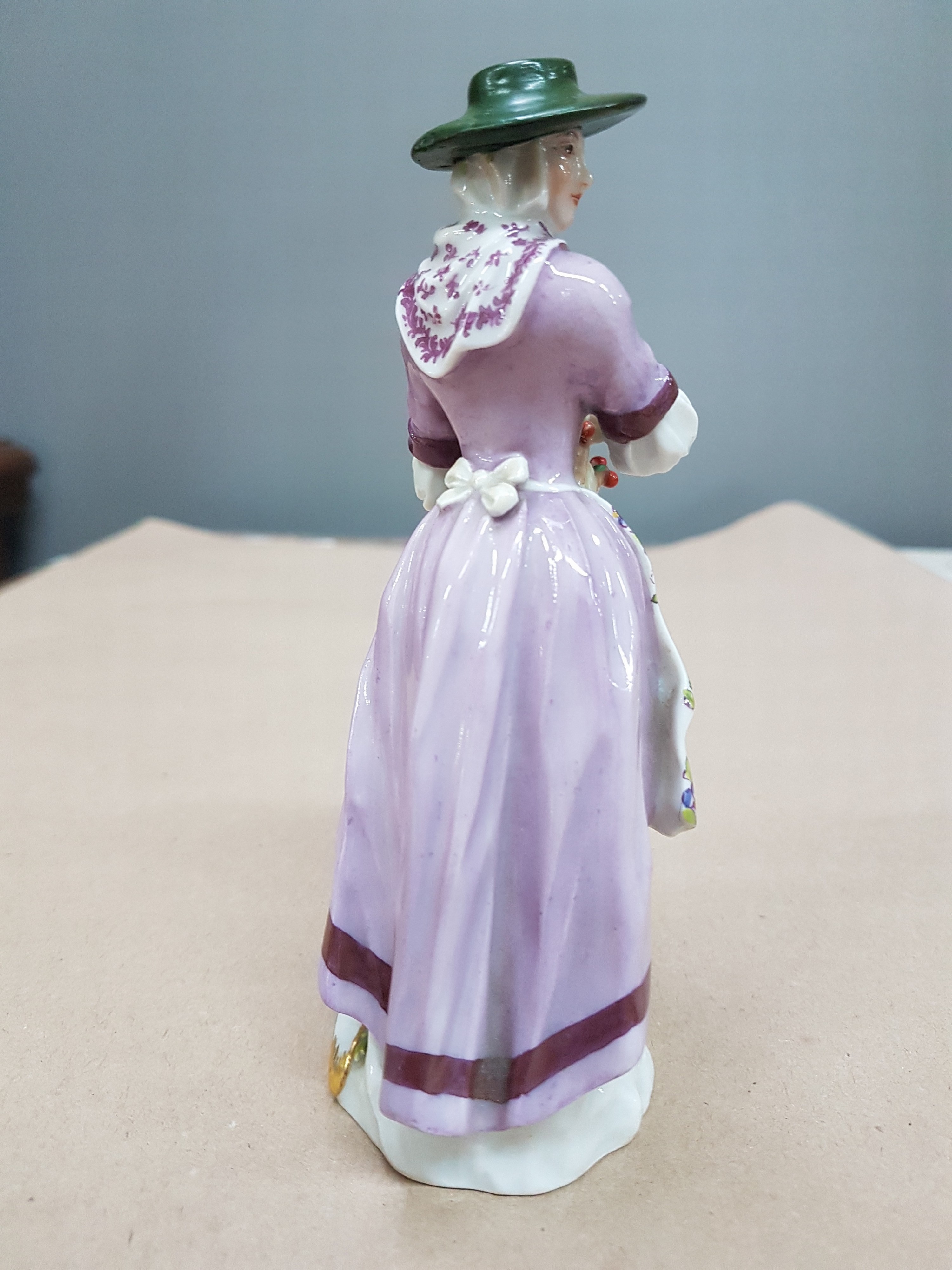 Detail b: Porzellanfigur, Meissen, um 1900, wohl aus der Serie Cris de Paris, Ausruferin mit Kirschen, polychrom bemalt, Goldstaffage, rest., H. ca. 13.5 cm