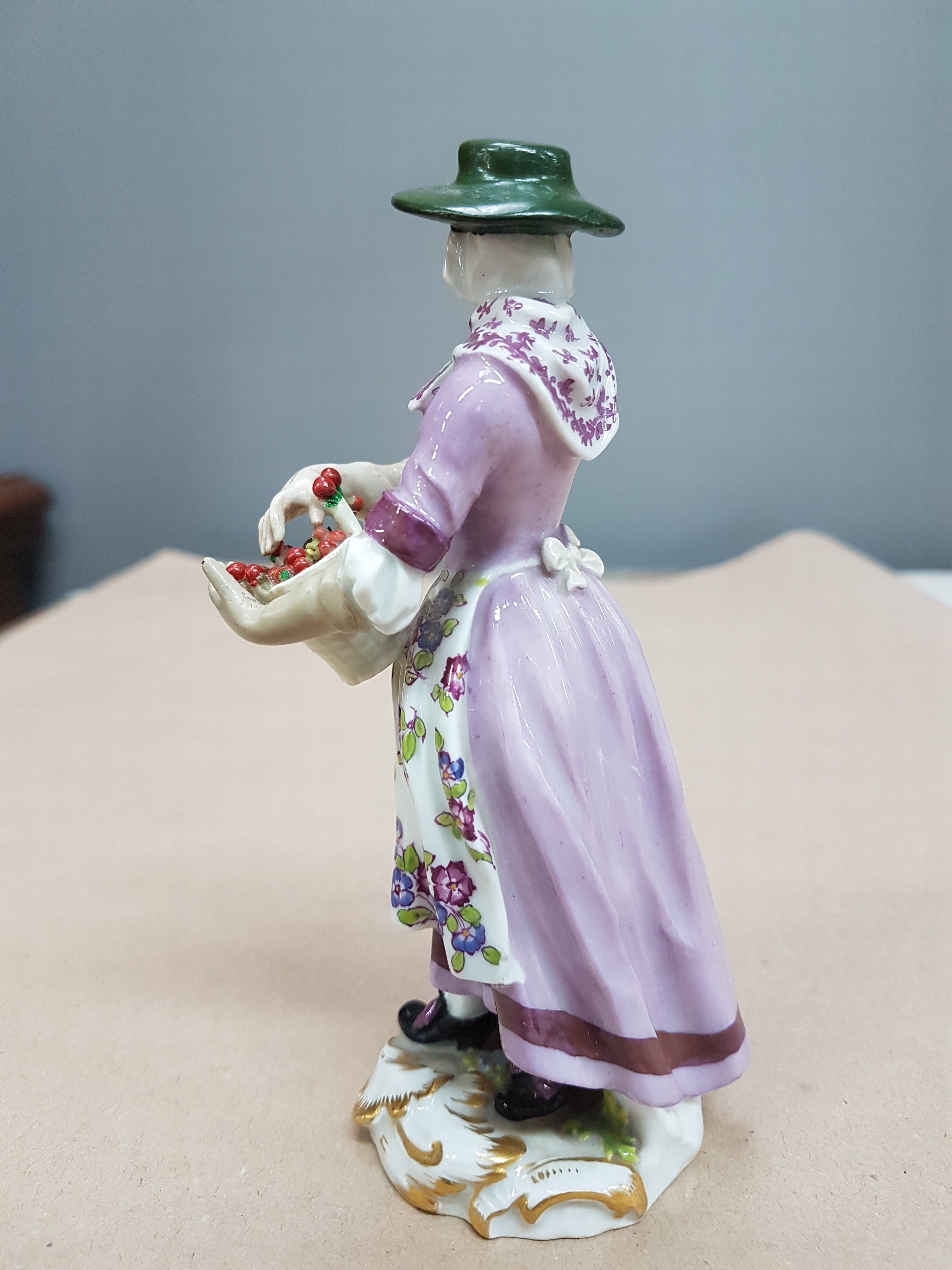 Detail c: Porzellanfigur, Meissen, um 1900, wohl aus der Serie Cris de Paris, Ausruferin mit Kirschen, polychrom bemalt, Goldstaffage, rest., H. ca. 13.5 cm