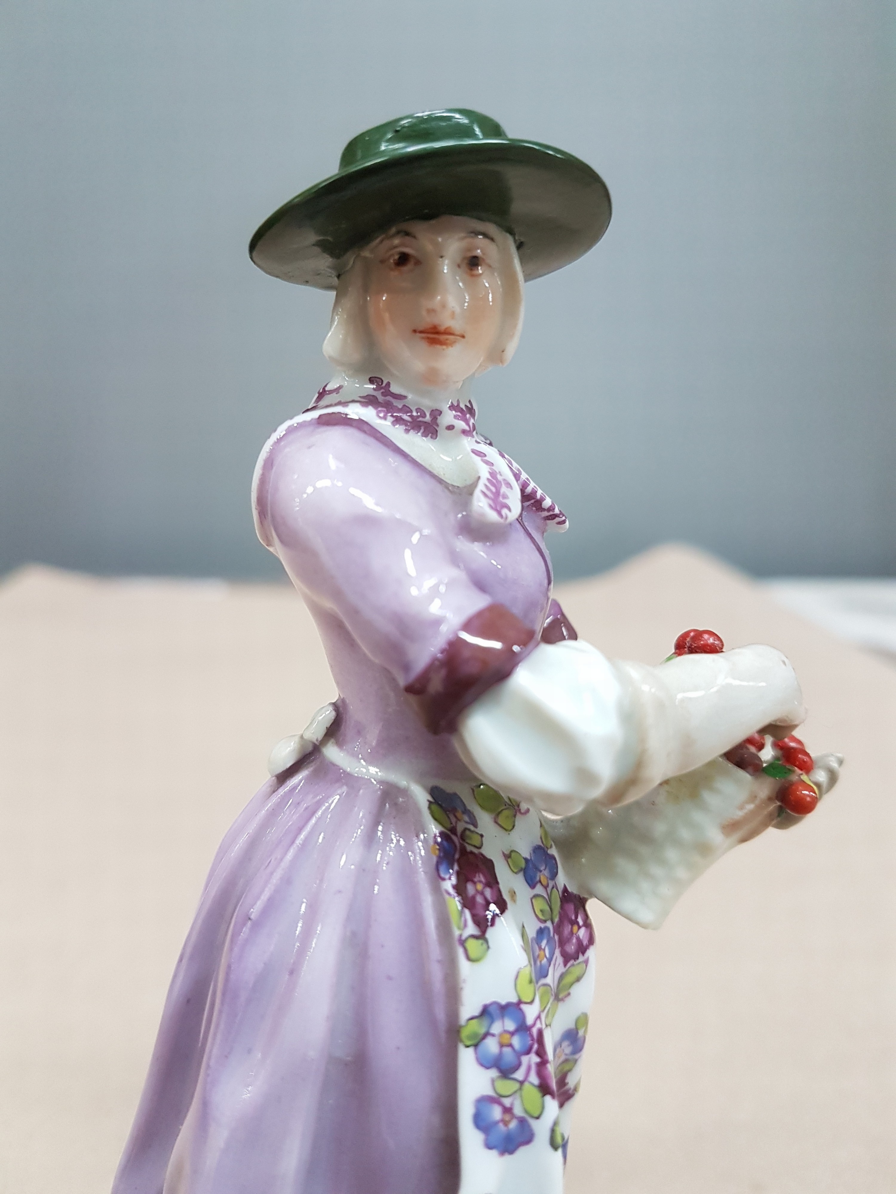 Detail d: Porzellanfigur, Meissen, um 1900, wohl aus der Serie Cris de Paris, Ausruferin mit Kirschen, polychrom bemalt, Goldstaffage, rest., H. ca. 13.5 cm