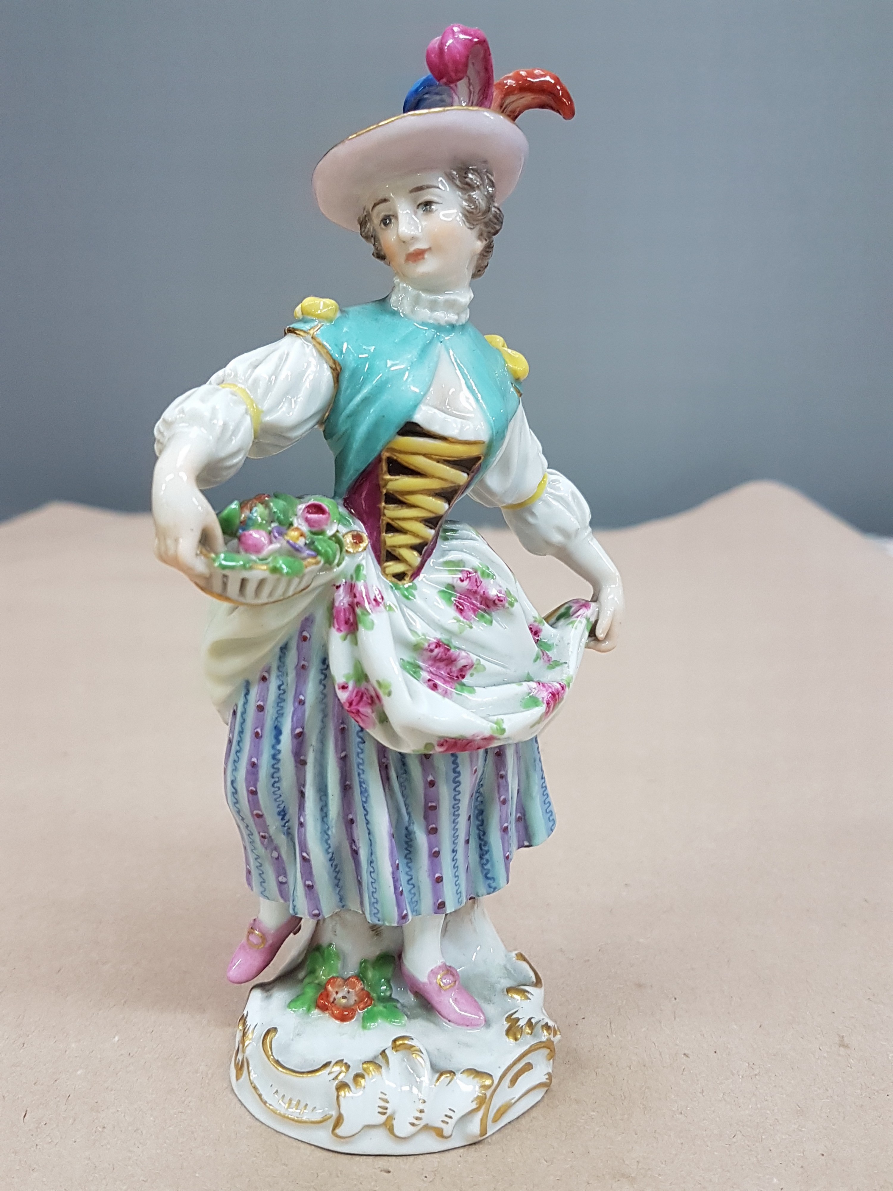 Detail a: Porzellanfigur, Meissen, 1880 - 1924, Mädchen mit Blumenkorb, aus der Serie Gärtnerkinder, tanzendes Mädchen mit Federhut und Blumenkorb, bunt ...