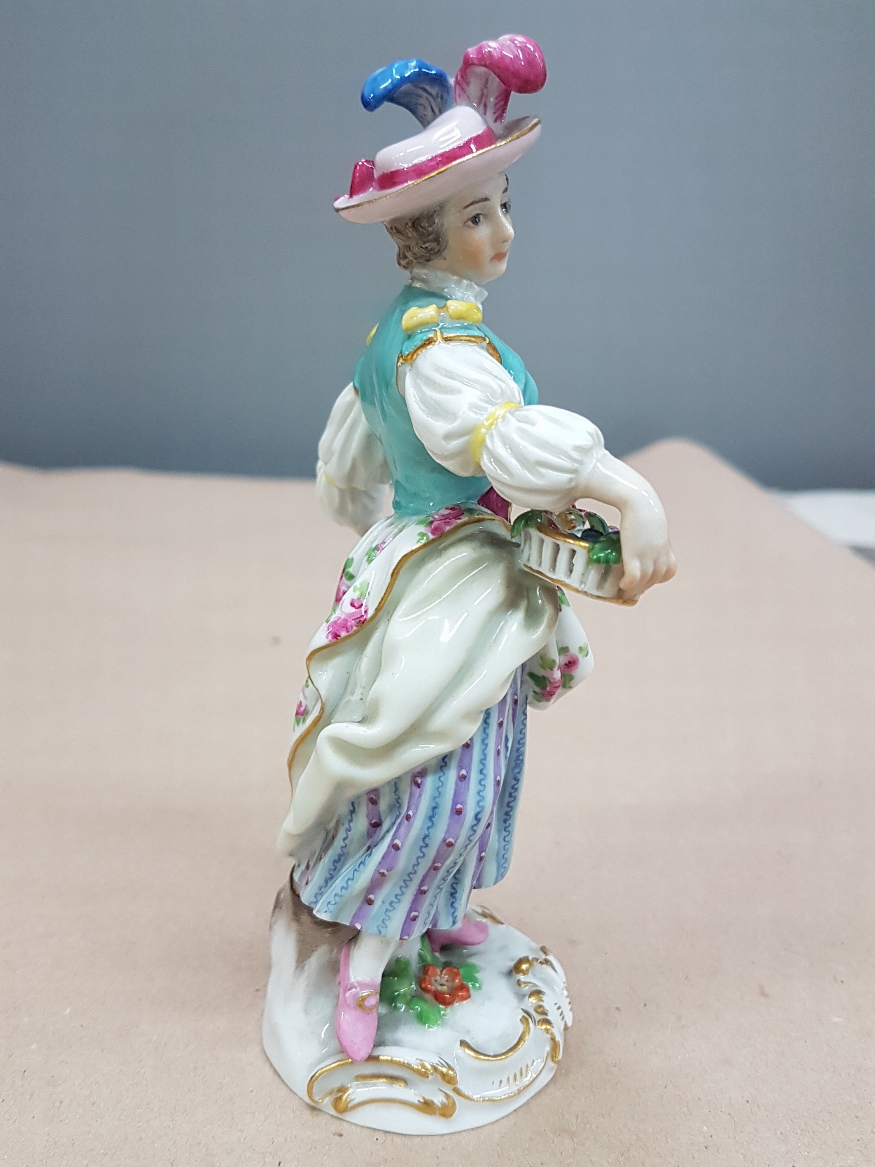 Detail b: Porzellanfigur, Meissen, 1880 - 1924, Mädchen mit Blumenkorb, aus der Serie Gärtnerkinder, tanzendes Mädchen mit Federhut und Blumenkorb, bunt ...