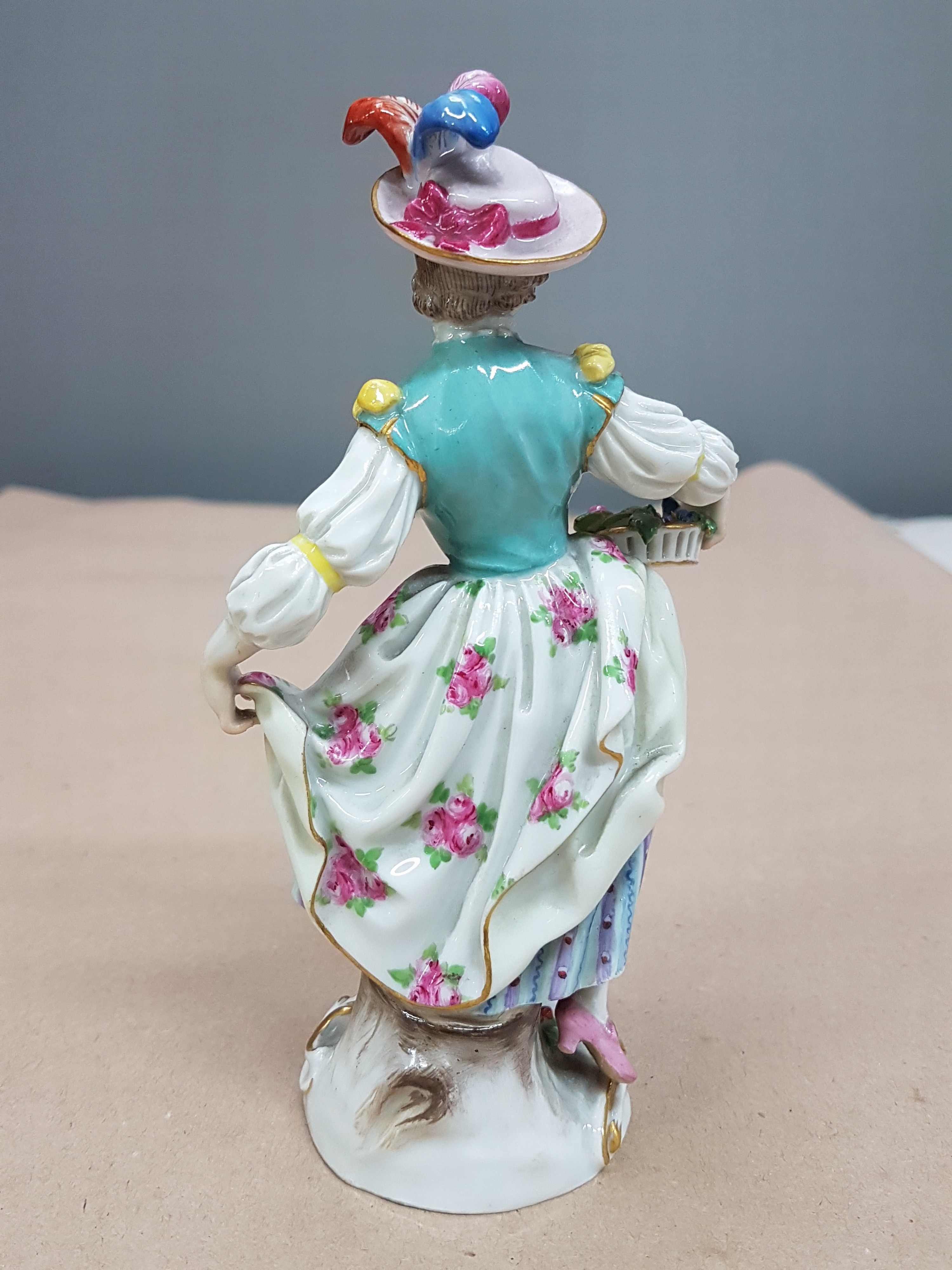Detail c: Porzellanfigur, Meissen, 1880 - 1924, Mädchen mit Blumenkorb, aus der Serie Gärtnerkinder, tanzendes Mädchen mit Federhut und Blumenkorb, bunt ...