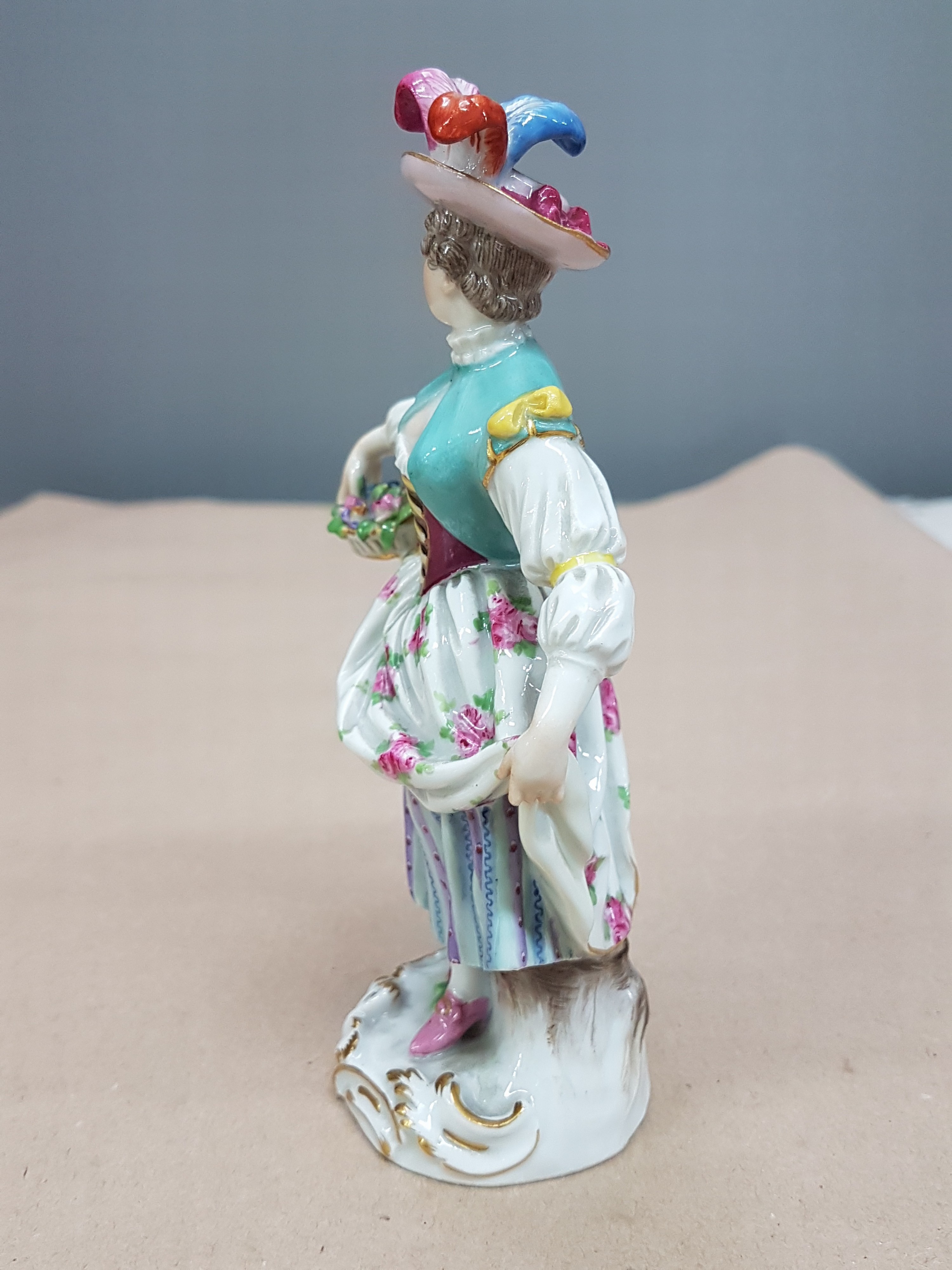 Detail d: Porzellanfigur, Meissen, 1880 - 1924, Mädchen mit Blumenkorb, aus der Serie Gärtnerkinder, tanzendes Mädchen mit Federhut und Blumenkorb, bunt ...