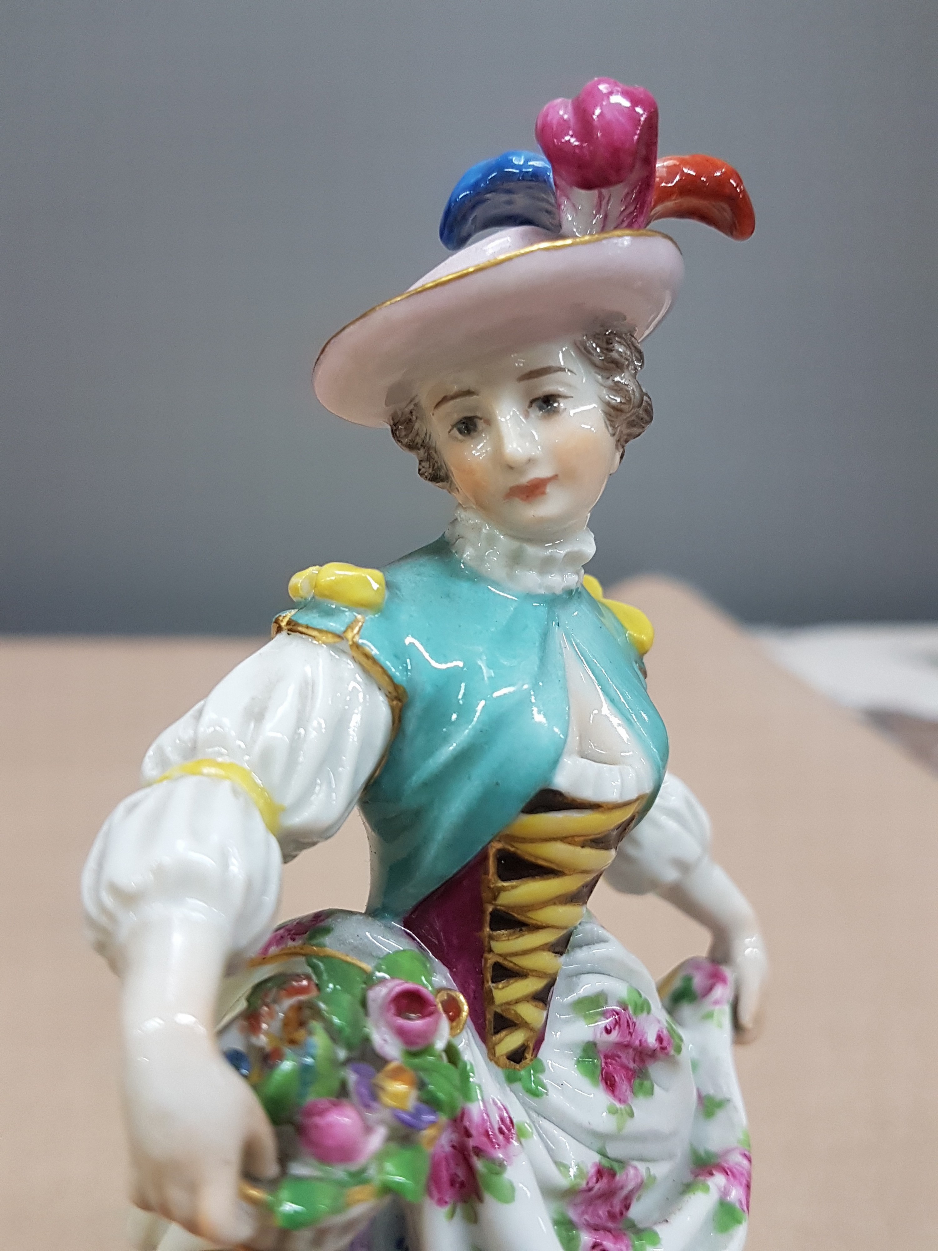 Detail e: Porzellanfigur, Meissen, 1880 - 1924, Mädchen mit Blumenkorb, aus der Serie Gärtnerkinder, tanzendes Mädchen mit Federhut und Blumenkorb, bunt ...