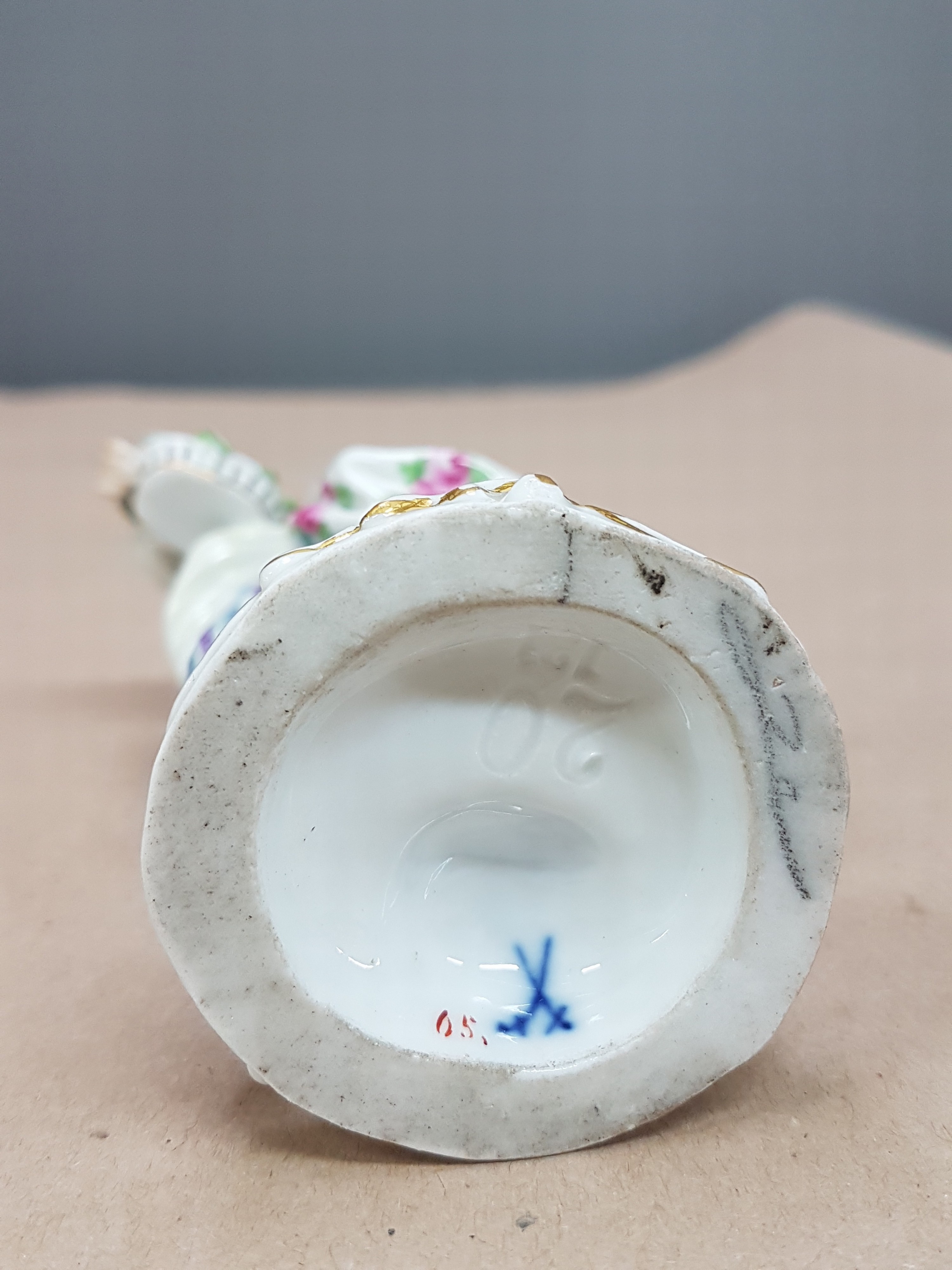 Detail f: Porzellanfigur, Meissen, 1880 - 1924, Mädchen mit Blumenkorb, aus der Serie Gärtnerkinder, tanzendes Mädchen mit Federhut und Blumenkorb, bunt ...