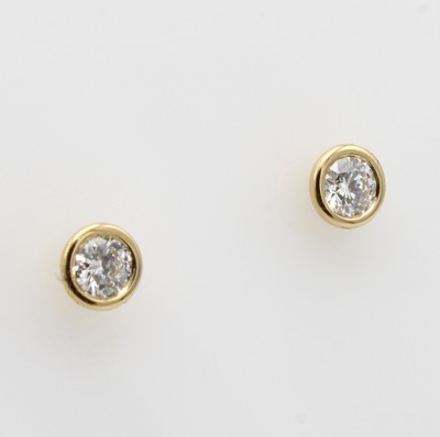 Image Paar Ohrstecker mit Brillantsolitären, GG 750/000, 2 Brill. in Zargenfassungen zus. ca. ...