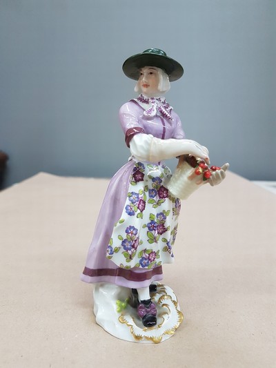 27064469a - Porzellanfigur, Meissen, um 1900, wohl aus der Serie Cris de Paris, Ausruferin mit ...