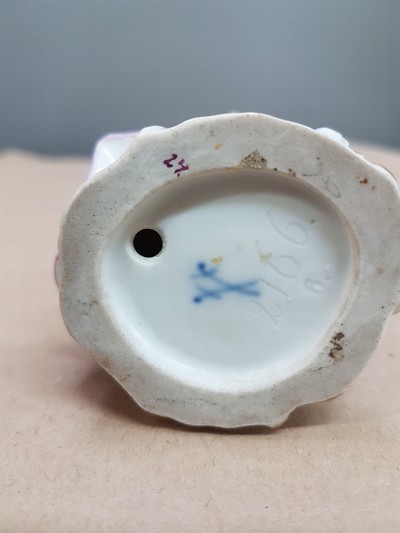 27064469e - Porzellanfigur, Meissen, um 1900, wohl aus der Serie Cris de Paris, Ausruferin mit ...