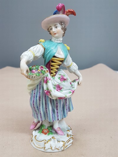 27064493a - Porzellanfigur, Meissen, 1880 - 1924, Mädchen mit Blumenkorb, aus der Serie ...
