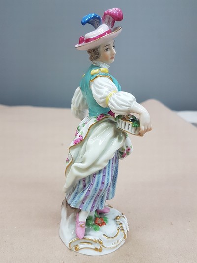 27064493b - Porzellanfigur, Meissen, 1880 - 1924, Mädchen mit Blumenkorb, aus der Serie ...