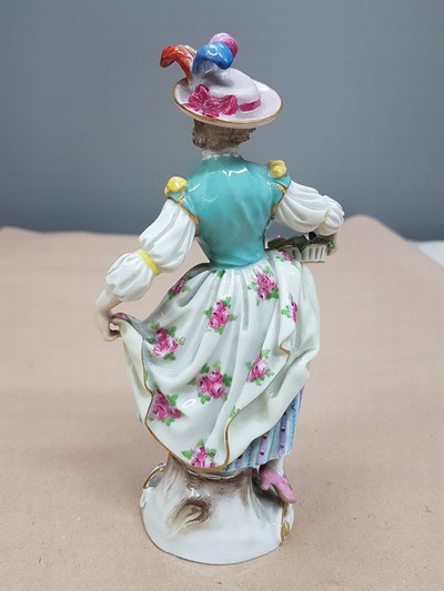 27064493c - Porzellanfigur, Meissen, 1880 - 1924, Mädchen mit Blumenkorb, aus der Serie ...