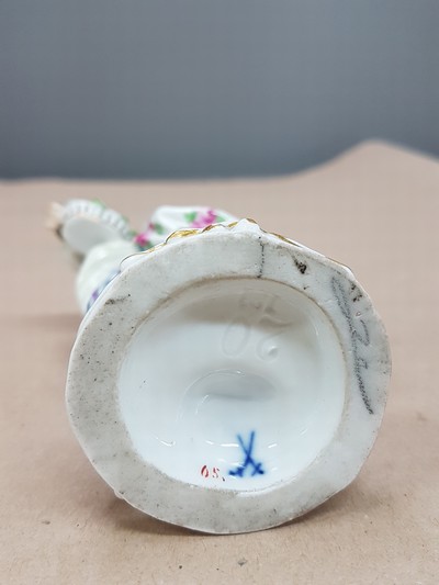 27064493f - Porzellanfigur, Meissen, 1880 - 1924, Mädchen mit Blumenkorb, aus der Serie ...