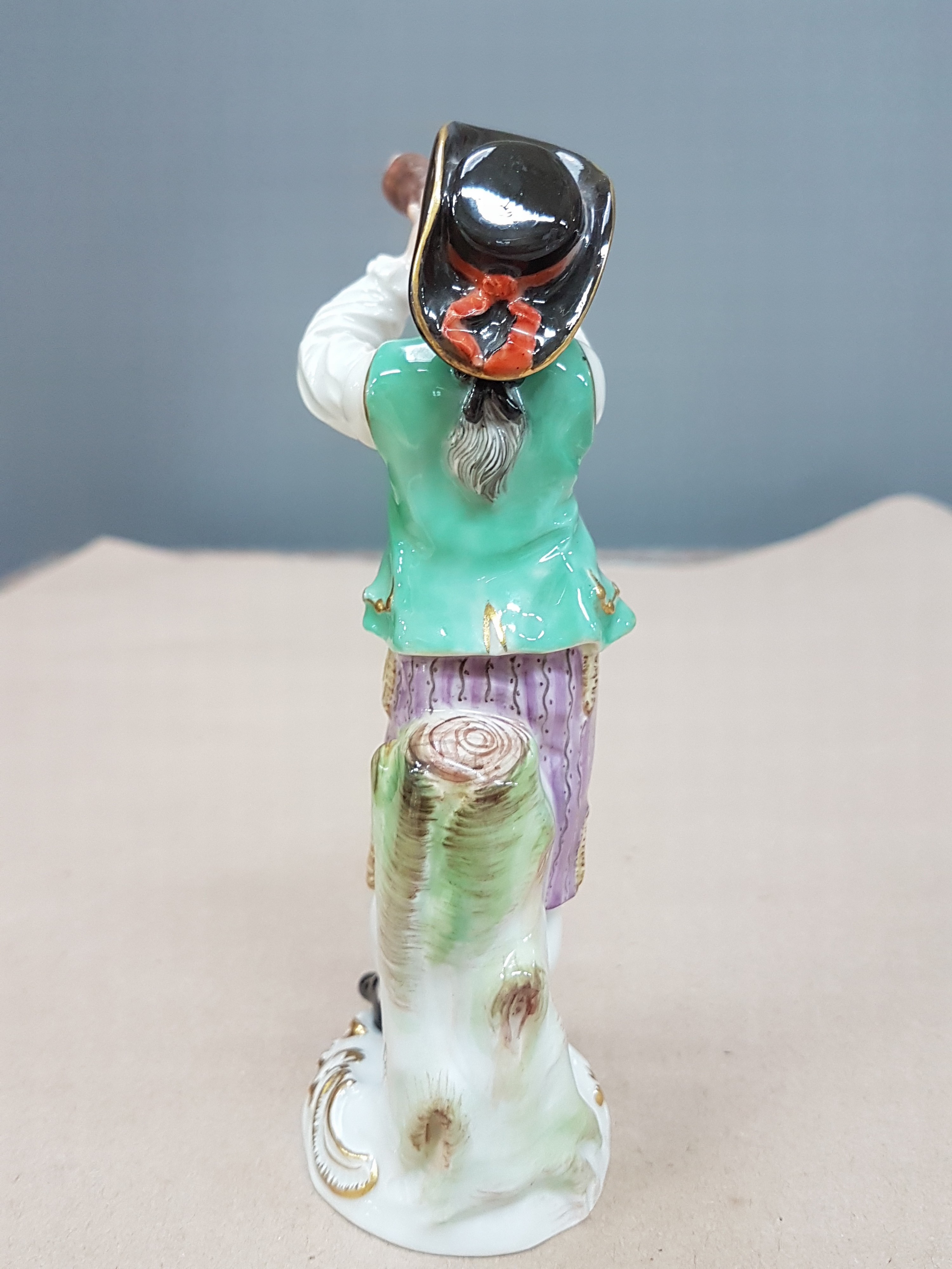 Detail b: Porzellanfigur, Meissen, 20. Jh., Entwurf Johann Joachim Kaendler, aus der Serie Cris de Paris, Ausrufer mit Horn, bunt bemalt, Goldstaffage, H. ca. ...