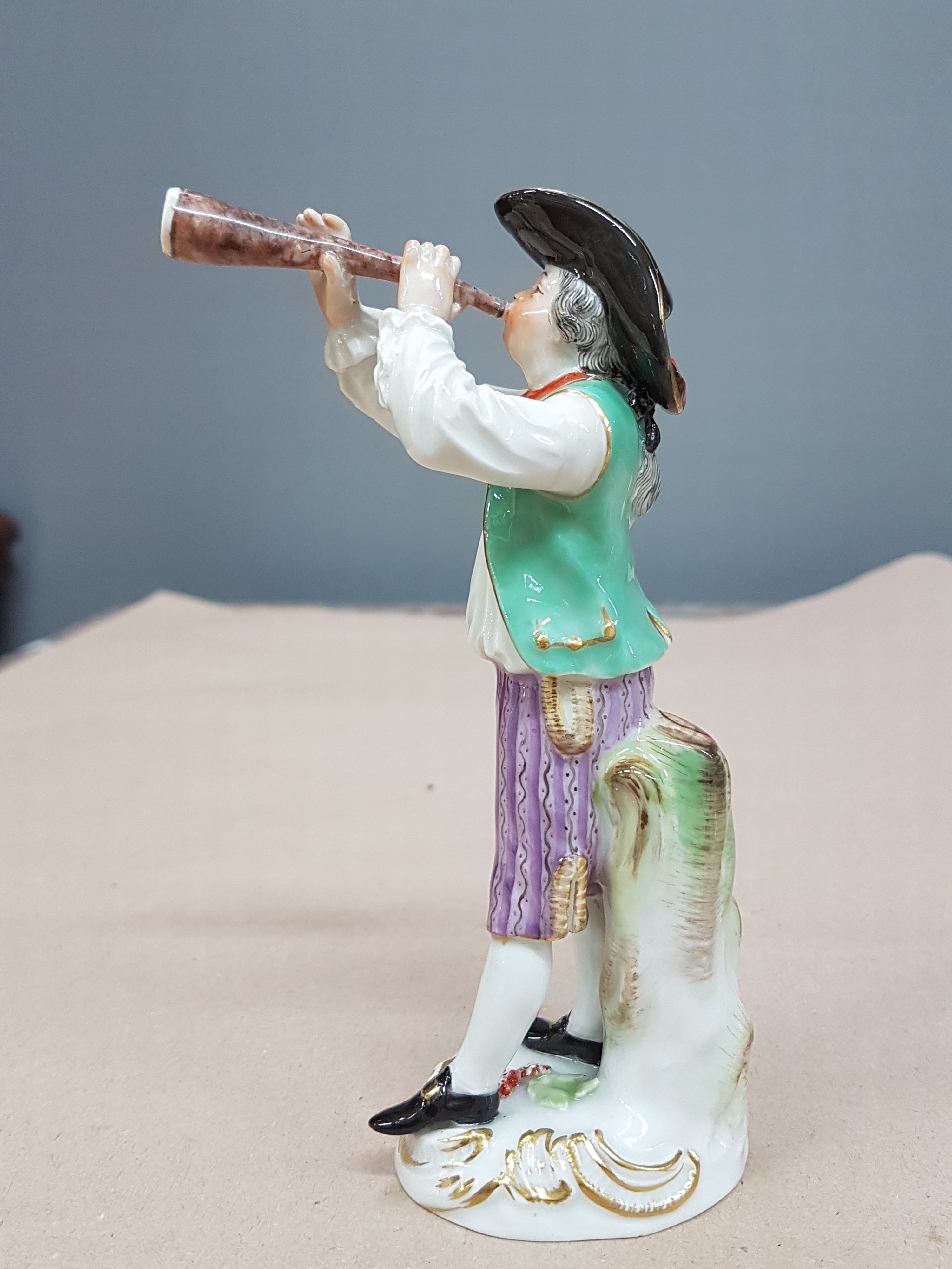Detail c: Porzellanfigur, Meissen, 20. Jh., Entwurf Johann Joachim Kaendler, aus der Serie Cris de Paris, Ausrufer mit Horn, bunt bemalt, Goldstaffage, H. ca. ...