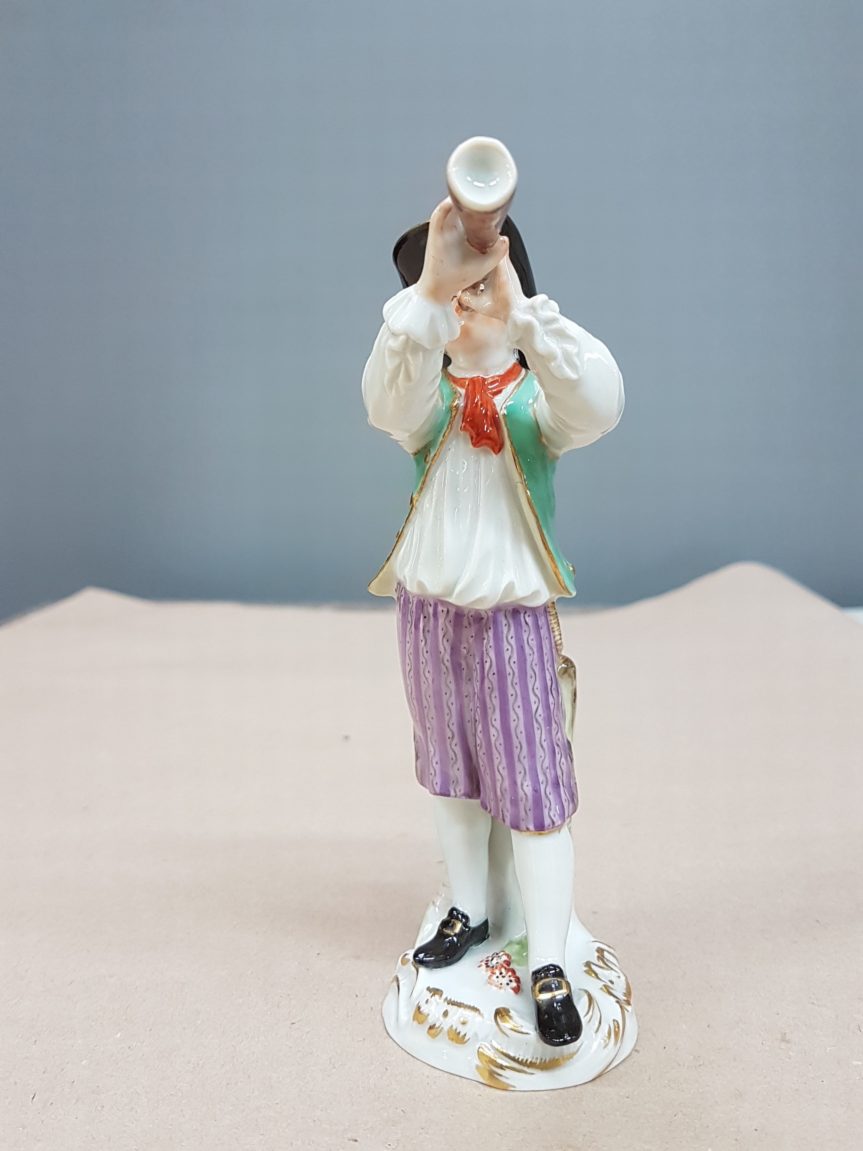 Detail d: Porzellanfigur, Meissen, 20. Jh., Entwurf Johann Joachim Kaendler, aus der Serie Cris de Paris, Ausrufer mit Horn, bunt bemalt, Goldstaffage, H. ca. ...