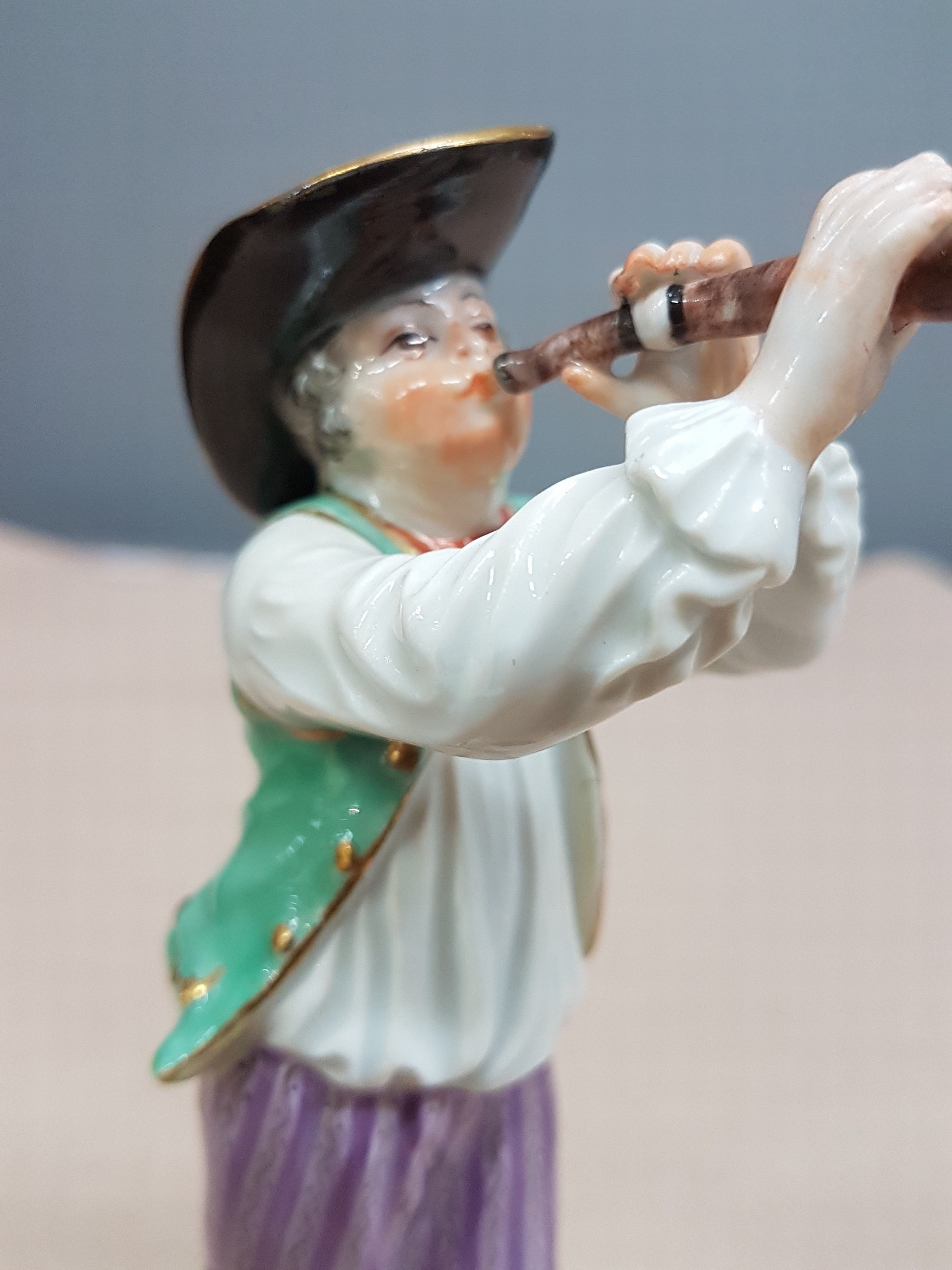 Detail e: Porzellanfigur, Meissen, 20. Jh., Entwurf Johann Joachim Kaendler, aus der Serie Cris de Paris, Ausrufer mit Horn, bunt bemalt, Goldstaffage, H. ca. ...